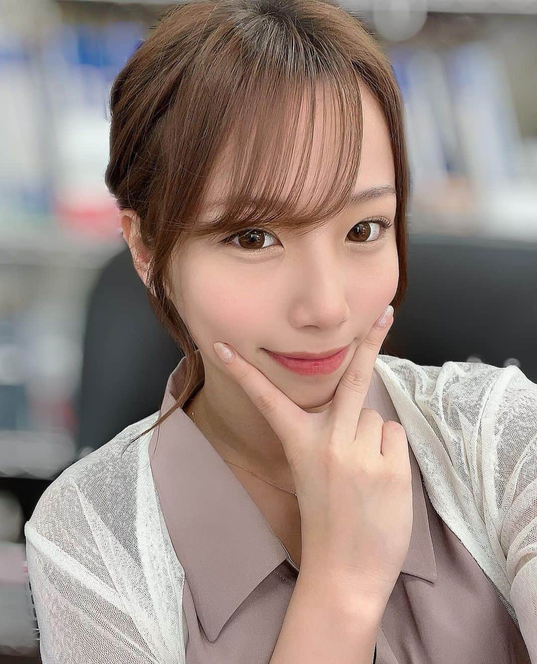 乙陽葵のインスタグラム：「🤳✌️」