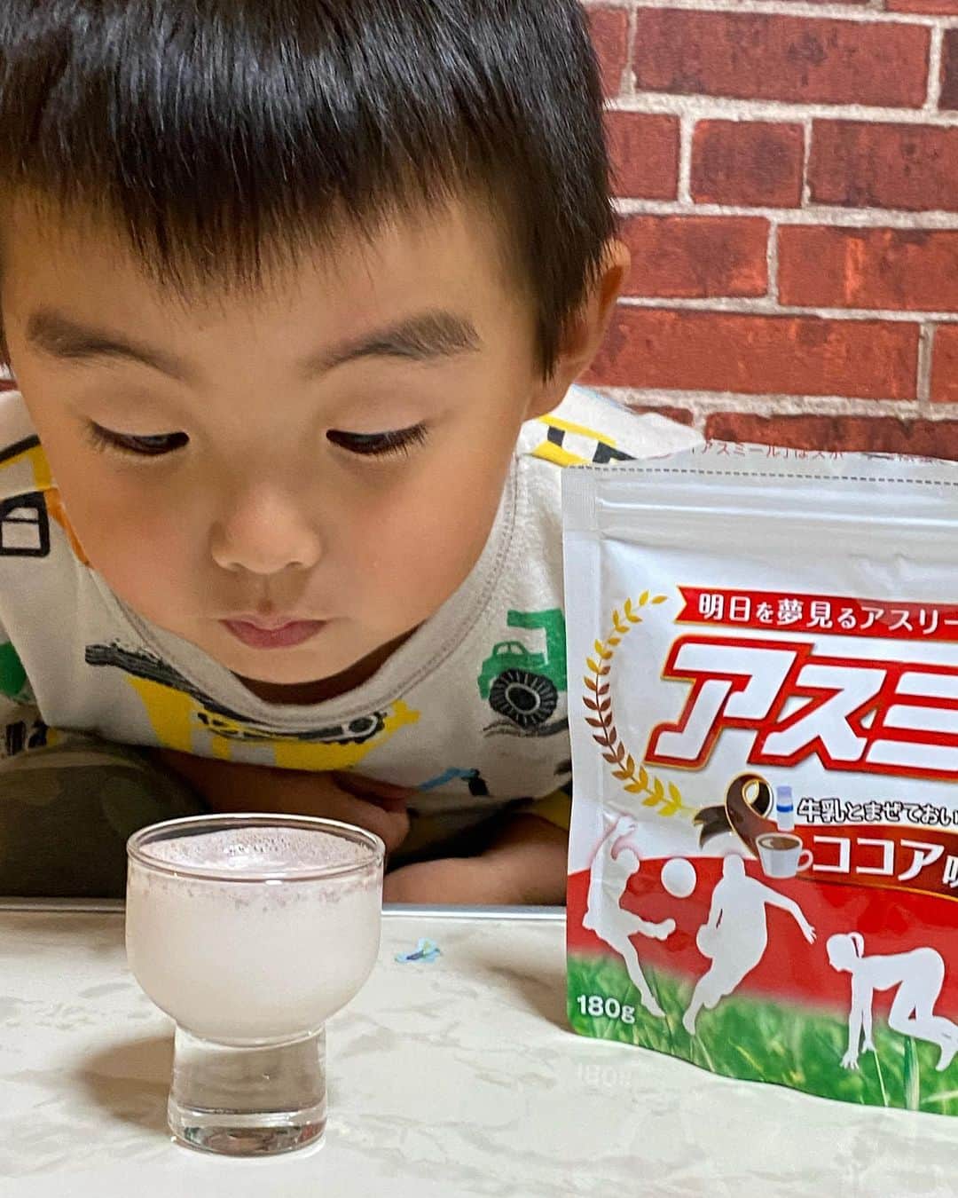 エマ中岡優姫のインスタグラム：「サニ坊にアスミールが 届いたよ〜✨ 🍓いちごミルク味 🍈メロメロン味 🍑ハッピーチ味 ☕️ココア味 この4種類😆 まず最初にサニ坊が選んだのは ココア味🥳 1枚目は 早く飲みたくてたまらない 様子のサニ坊🌞 一瞬で飲み干した🤣👏 （エママ もペロリと飲み干した🤣w） 美味しいけんおかわりしたくなるくらい🤣💓 このアスミールの中に 成長をサポートする 5つの成分が配合されとるんよ✨ ・ビタミンD ・マグネシウム ・カルシウム ・鉄 ・亜鉛 サニ坊は元々牛乳が大好きじゃけ 牛乳にアスミールを入れるだけで 5つの栄養が摂れるの むっちゃ嬉しい😆✨ そして料理やお菓子に 混ぜて作るのもアリなんだって✨ パン作るときにもアスミール 入れてみよ〜っと🍞 ちなみに今日は いちごミルク味を飲んでたよ✨ 「おいしぃ〜🥰」って言いながら 牛乳髭付けてた🥸ww 明日はまたメロメロンか ハッピーチ味をあげてみよう🤣👏 てかこの味のネーミング かわいい🤣❤️ #アスミール  #子育て  #成長  #男の子ママ  #ココア味  #牛乳 とまぜて飲むよ🥛」
