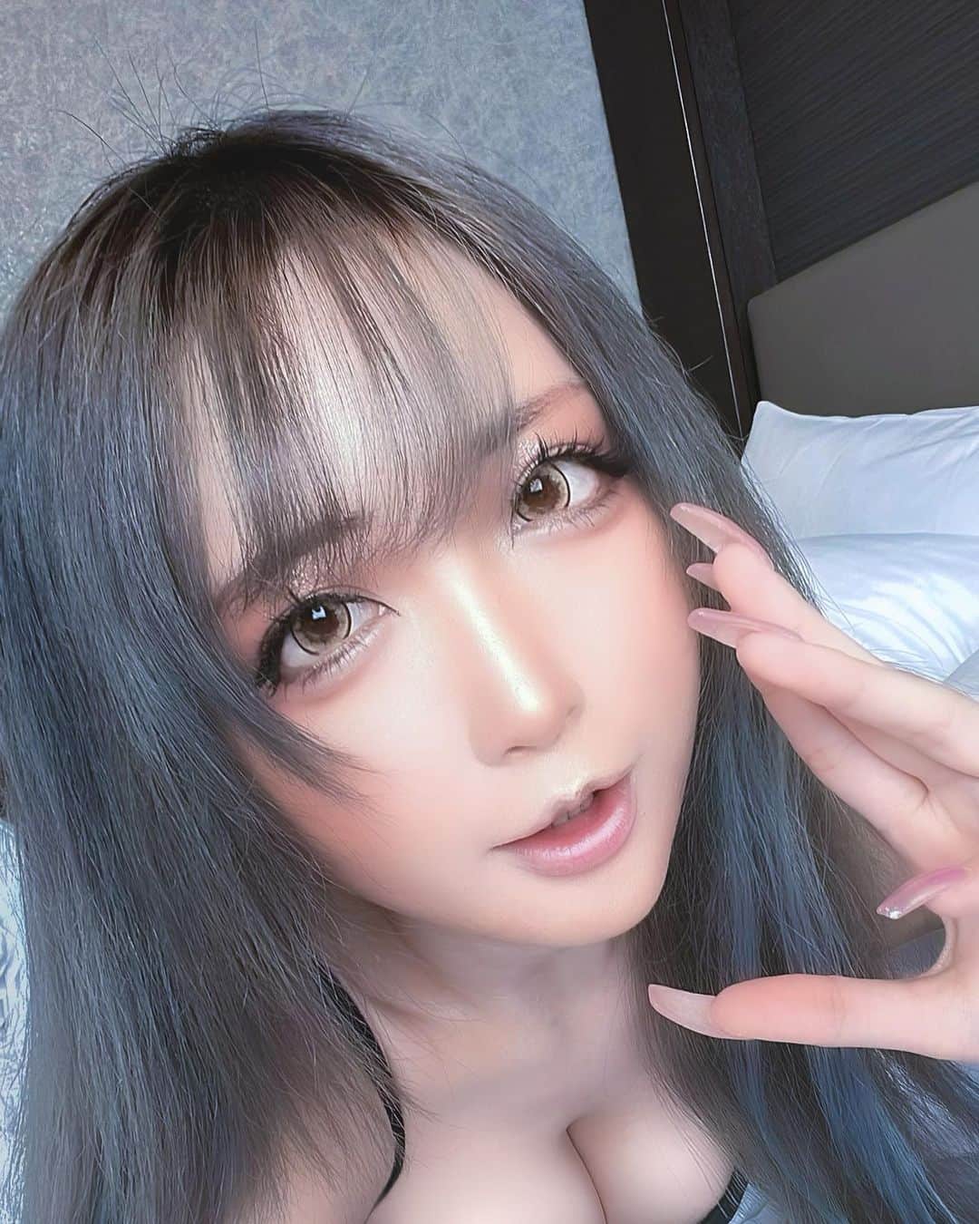 のインスタグラム：「ちゃんと起きてえらいぞ！  🦋🌼🦋🌼🦋🌼🦋🌼🦋🌼🦋  Please follow me!!  Twitter⏩ @chamomile_chami Instagram⏩ @chamomile_chami TikTok⏩ @chamomile_chami  YouTube⏩カモミールチャンネル ( Chamomile Cosplay CH ) Blog⏩ LINE BLOG Chamiblog  🌼🦋🌼🦋🌼🦋🌼🦋🌼🦋🌼  カモミールバースデー2022イベント  しますーーーーーッッ  7月23日(土)はバースデーカフェイベント🎂 in まいふぇいぶ渋谷店  バースデーイベント23日は バースデーver. のスペシャル衣装で登場！！ この日のために用意したオリジナル衣装です！  バースデーライブもありますーーッッ 一緒にバースデーイベント盛り上がろうね🌼  🌼🦋🌼🦋🌼🦋🌼🦋🌼🦋🌼🦋  🌼🌼🌼バースデーカフェイベ🌼🌼🌼 2022年07月23日(土曜日)  開催時間　13:00-21:00  (物販&フードL.O. 20:00) (ドリンクL.O. 20:30)  アクセス　まいふぇいぶ渋谷店 〒150-0041 東京都渋谷区神南１丁目２２−９ Ｂ１  🌼🦋🌼🦋🌼🦋🌼🦋🌼🦋🌼🦋  バースデー　カモミール ゲスト　ないる  メニュー　コラボメニューなどいろいろ用意！ オリジナルカクテル(アルコール) オリジナルカクテル(ノンアル) コラボプチハニトー(絵柄がそれぞれ違うよ) 今回限定でクライナーもありますッッ  その他のコラボメニューが掲載された イベントメニューが公開になりましたら こちらのブログに追加するのでお楽しみに！  物販　バースデー限定物販 オリジナルシャンパンバースデーver.アルコール オリジナルシャンパンバースデーver.ノンアル チェキ撮影1枚(1000円)10枚からお絵描きあり バースデー限定グッズも製作中  参加申し込みとシャンパン当日受け取りの人の 🔽🔽🔽予約フォームはこちら🔽🔽🔽  https://tayori.com/form/e73fbed87d5f5b92ed47fc2b54677629c7e214bc/  予約フォームから参加申し込みしてくれた方へ カモミールから参加のプレゼントがあるよ！！ フォーム送信した人限定でもらえる特典なので 予約して会いにきて受け取ってくれたら嬉しい！ ご予約お待ちしてますーーーーーーーーッッ  バースデーカフェイベ参加者の人は当日の お支払い、イベント時に直接手渡しします！  郵送希望の方は遠隔の方からお願いします！ 事前支払いの事前予約もできるので 事前支払いが希望の人もこちらの 予約フォームからお願いします！  ⏬⏬事前予約・遠隔ページはこちら⏬⏬  https://passmarket.yahoo.co.jp/event/show/detail/026ff7xuvie21.html  #cosplay  #cosplaygirl  #cosplayphotography  #cosplayer  #cosplaylife  #cosplaymakeup  #cosplaymodel  #cosplaymodels  #cosplaylover  #cosplaysexy  #selfie  #selflove  #cosplaylovers  #cosplayerchamomile  #chamomilecosplay  #chamomile #cosplayshoot  #cosplayselfie  #fashion  #fashionblogger  #fashionista  #fashionista  #fashiontrends  #コスプレイヤーカモミール  #コスプレ女子  #コスプレイヤー  #コスプレイヤーさんと繋がりたい  #コスプレ好き  #自撮り女子  #自撮り界隈   🌼🦋🌼🦋🌼🦋🌼🦋🌼🦋🌼🦋  今後の予定は  6/25 アコスタマルシェ サークル参加 スペース場所▶︎ Ｉ18  7/23 #カモミール生誕祭2022  まいふぇいぶ渋谷店13:00-21:00  7/24 情報解禁前お楽しみに！  8/20 オタク交流会&即売会  サブカル会館 10:30-18:00  詳しくはカモミールブログや告知ツイートをチェックお願いします  🌼🦋🌼🦋🌼🦋🌼🦋🌼🦋🌼🦋」