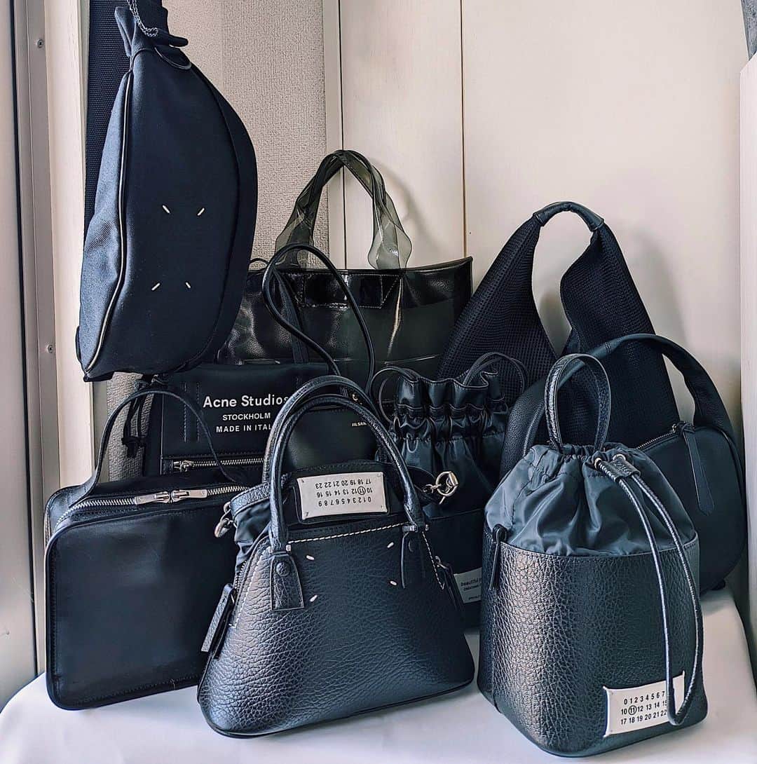 maai0528のインスタグラム：「〻🧒🏻🧳🕊☕️ Ｌove‥🖤 お気に入りの場所に 好きな物が増えていくのが 嬉しすぎてニヤニヤw ． ． ． #myfav #maisonmargiela  #MM6  #beautifulpeople  #lifestyle  #JILSANDER  #acnestudios」