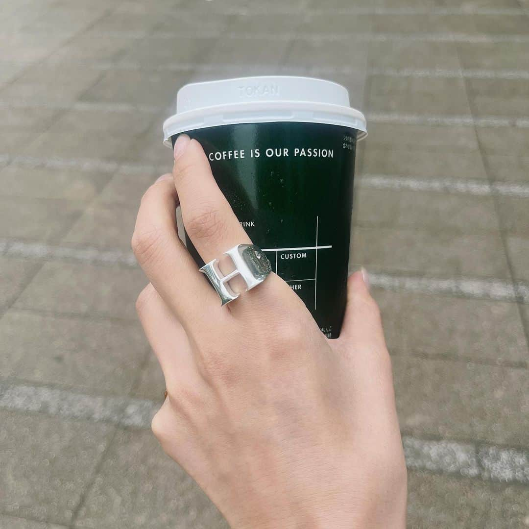 広瀬未花さんのインスタグラム写真 - (広瀬未花Instagram)「I fell in love with this initial ring at first sight, and I bought it😻  @thelettering  H ♡  #fav #ring #thelettering  #initial」6月16日 14時39分 - micahirose