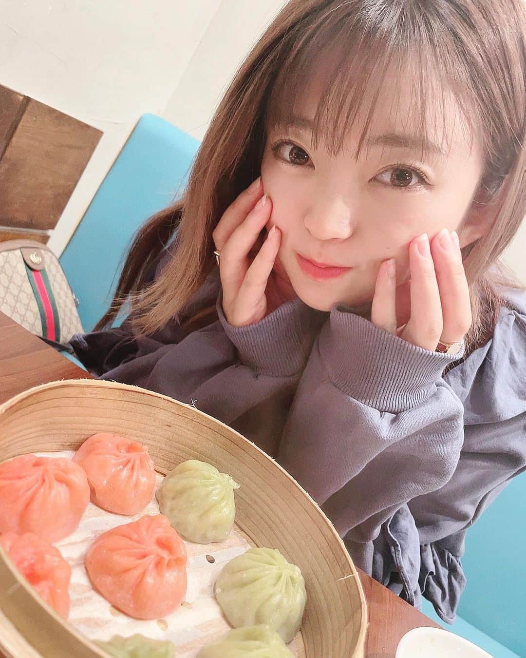 宮越愛恵のインスタグラム：「かわいい小籠包おかわりしまくりだった👲🥟🍗  .  #小籠包 #🥟 #中華 #👲 #グルメ #🍗  #fashion #モデル #エイサク系女子 #メイク #セルフメイク #コスメ」