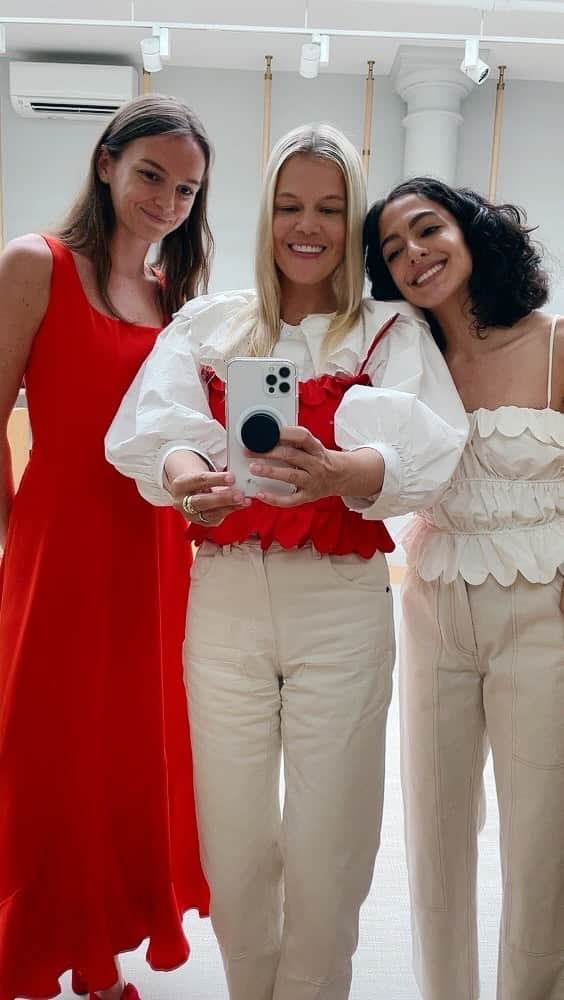 レフラーランドールのインスタグラム：「Jessie and our team went live to share a first look at our summer ready-to-wear collection, dropping tomorrow 💕 #loefflerrandall」