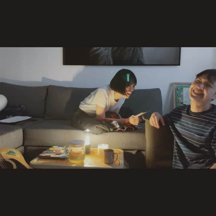 フェリシア・チェンのインスタグラム：「late night convo | 深夜 。聊天   let’s talk abt …. 👧🏻👦🏻   聊天。。能促进感情。今天我们聊。。👧🏻👦🏻 #深夜聊天」