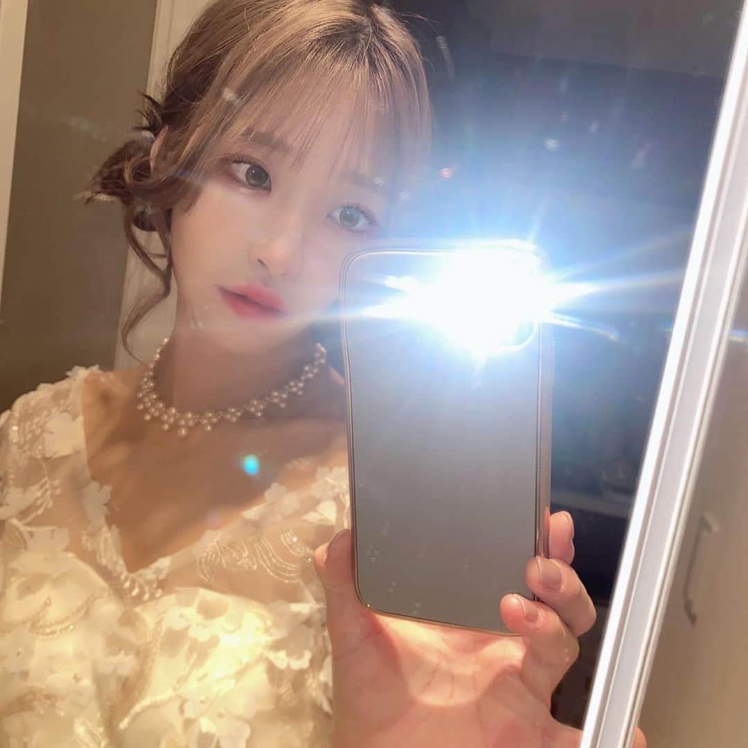 のインスタグラム：「𓈒𖡼💍  #ウエディング #wedding #weddingdress #dressup #instagood #セルカ #鏡越し #ドレス #グレージュ #イエベ秋 #idol #地下アイドル」