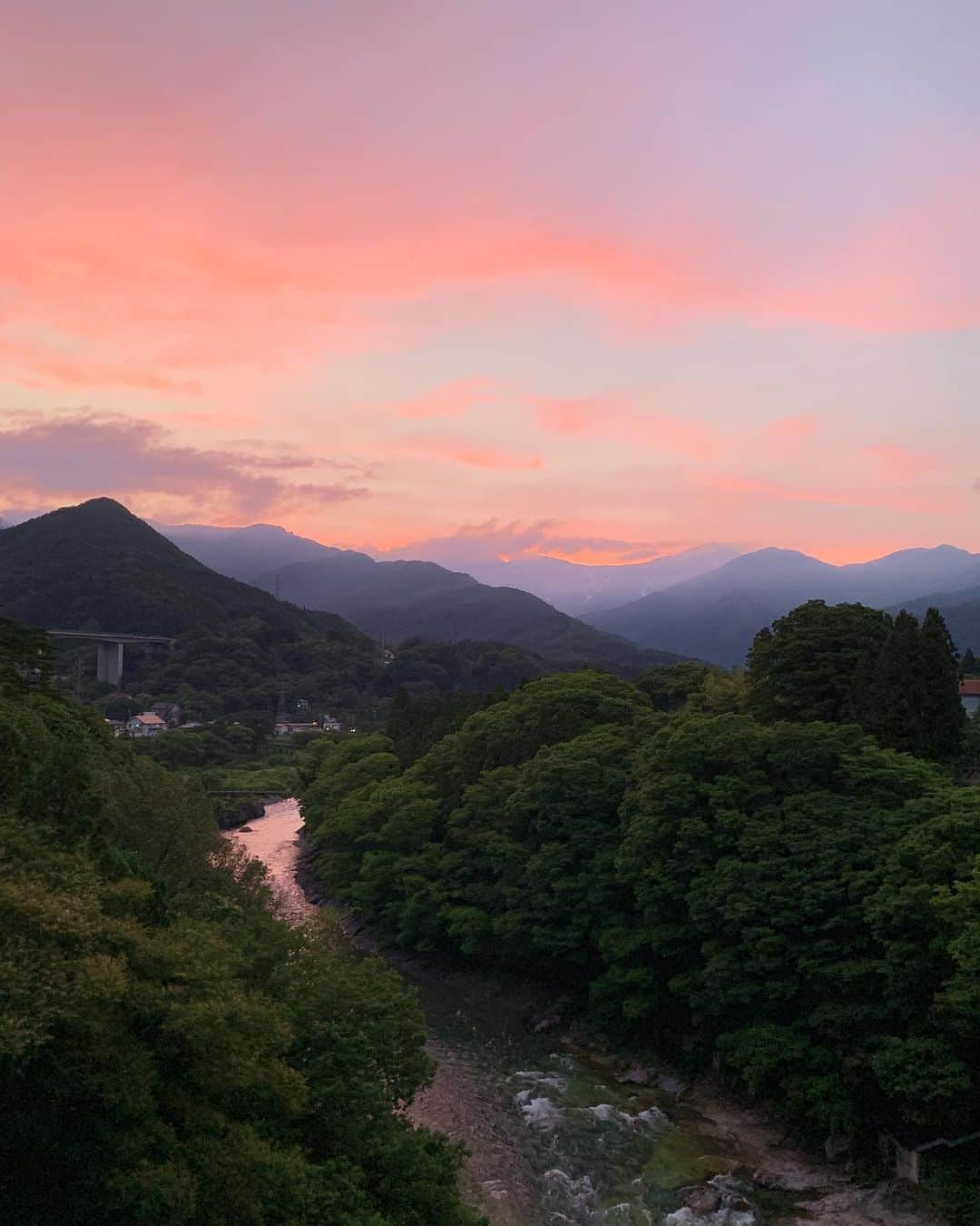 田沢美亜のインスタグラム：「ホームセンターの帰り道に素敵なご褒美。 夕陽で利根川もピンク色😌  #最近毎日ホームセンター #水上 #みなかみ町 #谷川岳 #利根川 #群馬 #二拠点生活」