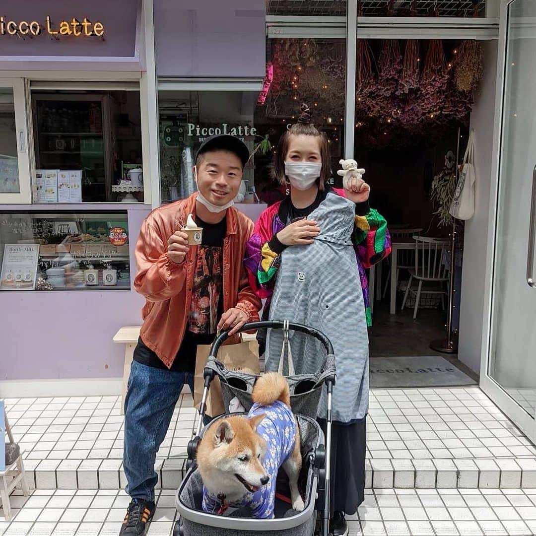 宇都宮まきのインスタグラム：「なんか知らんけどめっちゃ派手な家族おった🤣 まじオカルト〜😇😝🫰 なんか知らんけど男の人かがんでる🤣 なんでなん🤣🦵 犬🐕ちゃうとこ見てる🤣 なんでなん🤣 女の人だけまとも😍😍😍 まじキテレツ家族😹🤡🤘 見かけたら絶対知らん顔しよ🫡 バィバーイ☺️❤️」