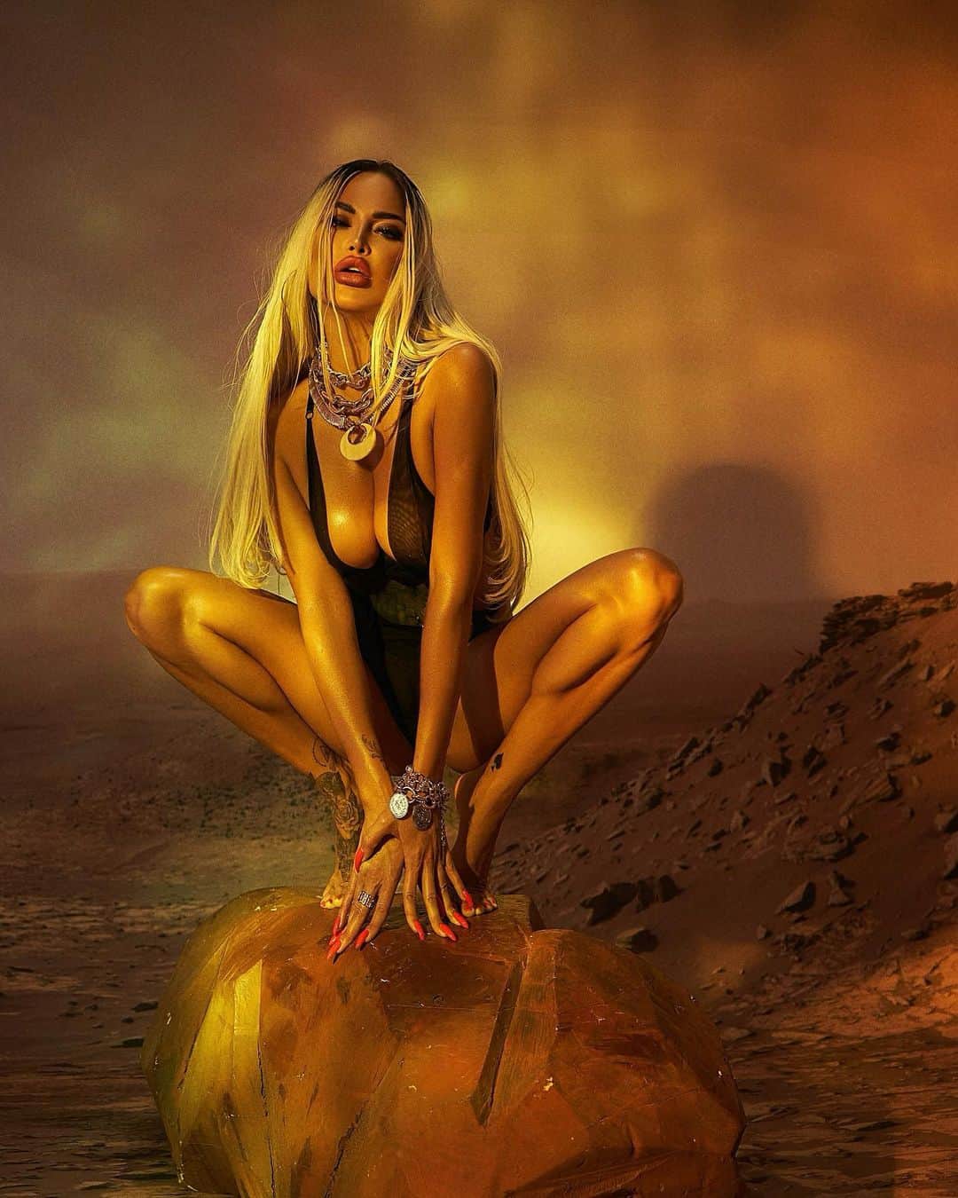 Nita Kuzminaのインスタグラム：「(Листайте фотографии) 🫦 Она навсегда останется для него тем самым вдохновением, которое будет давать ему силы двигаться вперёд! Она его Муза, такая вся недоступная, но в тоже время самая родная, тёплая, красивая, нежная, страстная, сумасшедшая.. она его настроение! Несбывшаяся мечта..  Она стала для него чем-то очень сокровенным, тем, что он навсегда будет с трепетом и нежностью глубоко хранить в своём сердце, которое она сумела вывернуть наизнанку и пронзить насквозь своей дикостью.. Он будет ощущать ее присутствие, везде, во всех, всегда!  А самое интересное, то что он даже не станет искать похожих на неё, потому что знает, что такие женщины встречаются в жизни лишь раз.. ♠️ Сюда очень хорошо подходит фраза: «Бойся своих желаний!»..  P.S. Наша дикая серия фотографий от @kat_shumskaya.. Мы с ней побывали на Марсе! Как вам?  И это ещё не все фото! Скоро опубликую остальные」