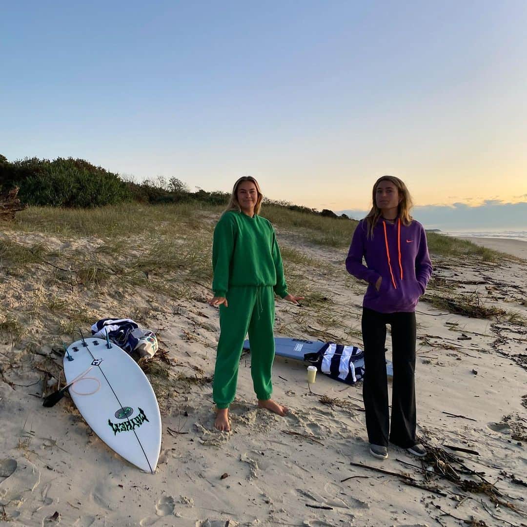 ニッキ・バン ダイクのインスタグラム：「Waking up in Paradise thanks to @ruffieau  @surfingaus 💘🌸🏄🏼‍♀️🌅」