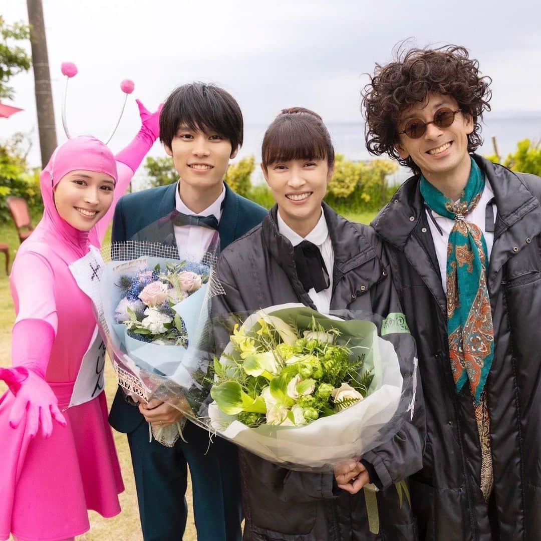 日本テレビ「探偵が早すぎる」のインスタグラム：「"橋田役" #水野美紀 さん🍽、"宗介役" #萩原利久 さん🍷クランクアップ‼︎💐  #復習しましょう #左にいる全身ピンクタイツは何者か #彼女は名を #やってるじゃん星人 といいます  ふたりの撮影終了を祝いたくて #広瀬アリス さん変身しました🦸 #これが広瀬アリスだ  〜〜〜〜〜〜〜〜〜〜〜〜〜〜〜〜〜〜 #滝藤賢一 #広瀬アリス #萩原利久 #塩野瑛久 #木下彩音 #新條由芽 #堀未央奈 /  #宮崎美子 #水野美紀 #BEFIRST #BetrayalGame 〜〜〜〜〜〜〜〜〜〜〜〜〜〜〜〜〜〜」