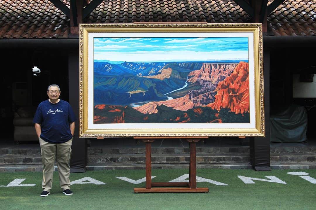 アニ・ユドヨノのインスタグラム：「Lukisan kanvas besar yang saya unggah ini adalah pemandangan indah di Grand Canyon, Arizona, Amerika Serikat. Sebagai pelukis pemula, melukis di atas kanvas ekstra besar berukuran 1,4 meter x 2,5 meter, dengan menggunakan cat acrylic, merupakan tantangan tersendiri bagi saya. Alhamdulillah, setelah saya tekuni beberapa hari ini, lukisan ini akhirnya selesai juga. Semoga teman-teman berkenan untuk melihatnya. Salam. *SBY*」