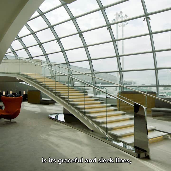 エールフランスのインスタグラム：「Par sa forme d’aile incarnant la liberté, le nouveau salon du Terminal 2F est une ode au voyage. Partez à sa découverte accompagné de Patrick Jouin et de Sanjit Manku, designer et architectes en charge du projet.  With its design made of curves, the new Terminal 2F lounge is an invitation to travel.  Have a guided tour accompanied by Patrick Jouin and Sanjit Manku, designer and architect who imagined this lounge for Air France.  #lounge #airfrance #design #travel」