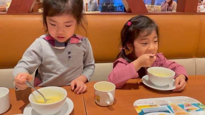 のインスタグラム：「今日は朝から怒涛の日だったうちの双子が大好きなデニーズへ。このあとは定番のオムライスタイム。今日のユアンとヘイデンの中継会見の感想はプリンセス達を寝かせてから😉 #双子のパパ ＃4歳児 #ヨーダ好き」