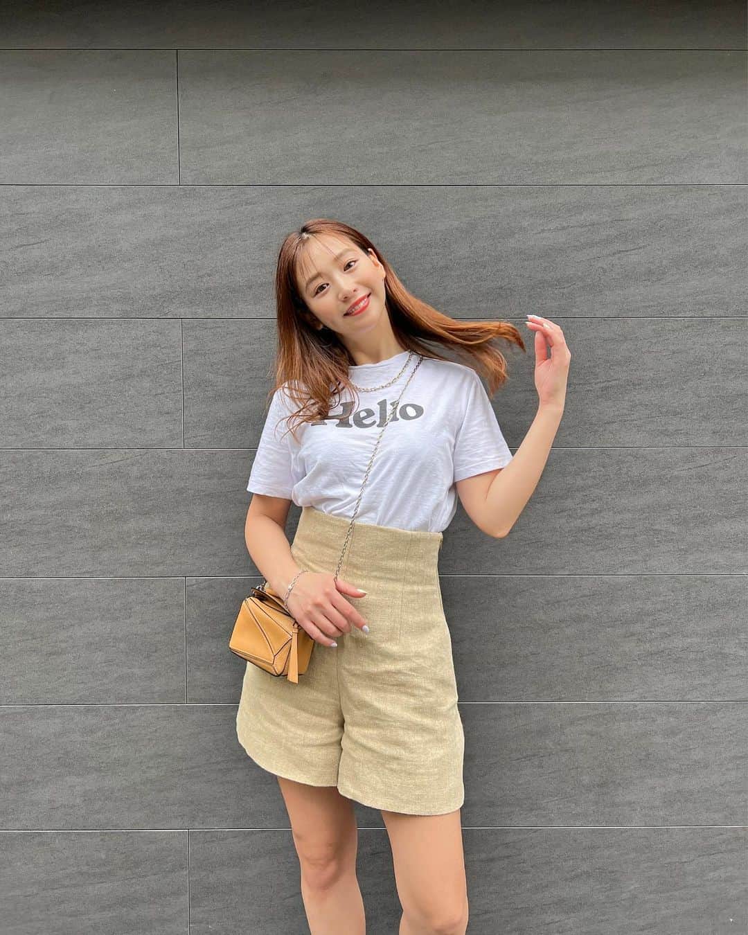佐山彩香のインスタグラム：「陽が長くなったなぁ☺️⛅️  T-shirt&Pants: @madisonblue_official  Bag: @loewe   超ハイウェストパンツが🥰」
