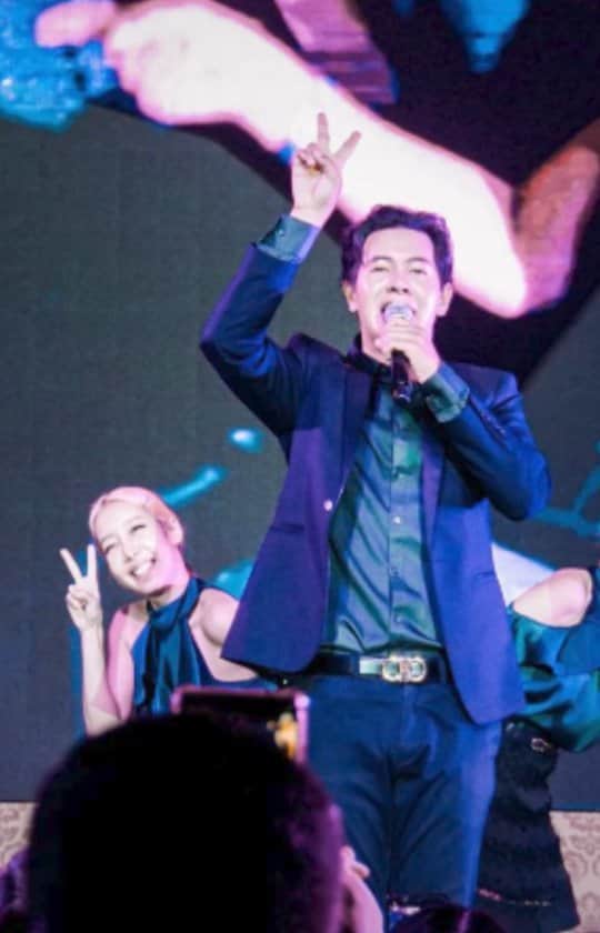 アイス・サランユーのインスタグラム：「Let me entertain you #งานเลี้ยงภายในไว้ใจผม  Ready to serve you 😍 Just enjoy the Show 🕺💃 #ไอซ์ศรัณยู  #icesarunyu」