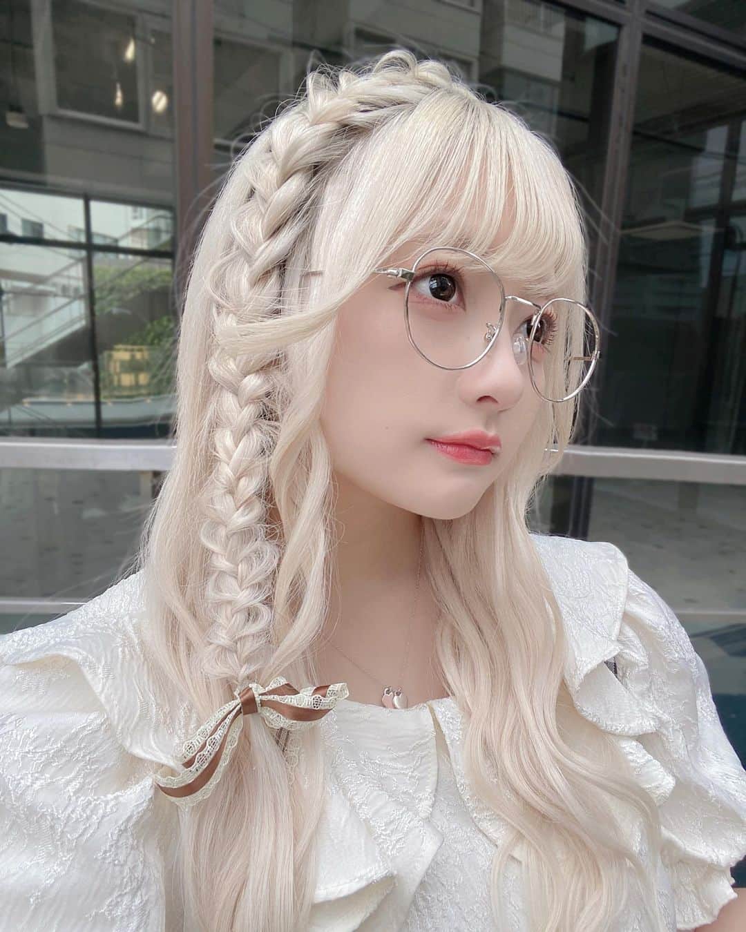 𝐘𝐔𝐑𝐈𝐀さんのインスタグラム写真 - (𝐘𝐔𝐑𝐈𝐀Instagram)「. 心まで真っ白だよ՞‪⸝⸝> ̫ <⸝⸝՞❕  カラーもヘアメもまなさん(@_mana_dayo0622 ) ♡ 前回のブリーチ1回で綺麗に抜いてくれたおかげでもうワンカラーでこの白さになるの天才スンギ…🫧」6月16日 19時32分 - _yuria.n_