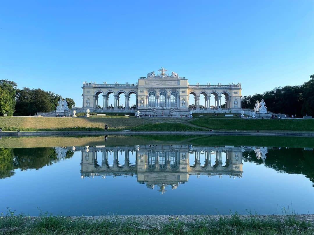 中谷美紀のインスタグラム：「昨晩は世界遺産のシェーンブルン宮殿の広大な庭園にて、ウィーンフィルによる屋外での催し「サマーナイトコンサート2022」のゲネラルプローべ（総合リハーサル）があり、うら若き娘たちが我が家へやって来ました。  継娘のJと、Jの友人のEとI。そして、仕事終わりに彼女たちを迎えに行き、ザルツブルクより急ぎ高速道路にて駆けつけてくれたJの母親のD。  当初は言葉が通じず、それなりに苦労した私たちパッチワークファミリーですが、お互いに少しずつ歩み寄り、今では共にコンサートや食事を楽しめるようになりました。  髪の色も、瞳の色も、国籍も、姓名も、それぞれ異なるものの、これでも家族なのです。  夕食は、まだ明るいシェーンブルン宮殿の芝生にてピクニックをすることになり、急拵えで鶏もも肉の唐揚げと、Jの大好きな挽肉のタンタンサラダ（拙著オーストリア 滞在記にて詳述しております）、茶巾寿司、ようやく熟して甘くなったオーストリア 産のイチゴなどを用意しました。  ザルツブルクからやって来た子供たちは、シェーンブルン宮殿の噴水や左右対称で美しいグロリエッテ、緑多き庭園に感嘆のため息を漏らし、暮れゆく陽光と共に昂るコンサートに身を揺らしていました。  昨晩のコンサートの興奮も冷めやらぬまま、少々寝不足気味ではありましたが、今朝ほど我が家のテラスにて、賑やかに朝食を摂り、再びザルツブルクへ戻る一行を見送りました。  約8万人の来訪が予想されるサマーナイトコンサートは、世界最大級の野外クラシックコンサートとも言われ、全ての方に無料で公開されています。  指揮者はウィーンフィルと蜜月にあるアンドリス・ネルソンス氏、ゲストソリストは、世界中から引く手数多のフランス人チェリスト、ゴーティエ・カプソン氏です。  今年のテーマは、「ヨーロッパ共通の音楽遺産」とのこと、ウクライナの作曲家ミコラ・リセンコによるワルツ「別れ」も奏でられます。  いずれNHKのEテレでも放送されるはずですので、ぜひご覧くださいませ。  もしお近くにお住まいの方がいらっしゃいましたら、18:00より開場しているようですので、ゆっくりとグラスを傾けながら、幻想的にライトアップされたシェーンブルン宮殿と共にウィーンフィルの極上の音楽に身を委ねてみてはいかがでしょうか。  なお、夜半は冷え込みますので、あたたかなジャケットのご持参をお忘れなきようお願い申し上げます。  皆様も、穏やかな夕べをお過ごしくださいませ。  昨晚，在世界遗产美泉宫广阔的花园里，维也纳爱乐乐团和安德里斯·尼尔森斯以及客座独奏家大提琴家戈蒂埃·卡普森以及继女和他的朋友们的《夏夜音乐会》进行了全面排练。 夏夜音乐会将于今晚 20:45 起在美泉宫免费向所有人开放，请带上保暖外套出门。  Sommernachtkonzert2022 von Wienerphilharmoniker wird heute Abend um 20:45 mit dem Dirigent Andris Nelsons und Cellist Gautier Capuçon in dem Garten des Schloss Schönbrunn stattfinden.  #ウィーンフィルハーモニー管弦楽団  #ウィーンフィル #サマーナイトコンサート2022 #サマーナイトコンサート #野外コンサート #アンドリスネルソンス #ゴーティエカプソン #シェーンブルン宮殿  #シェーンブルン #オーストリア  #ウィーン #世界遺産 #グロリエッテ #ハプスブルク #マリアテレジア #海外暮らし #中谷美紀 #viennaphilharmonic  #summernightconcert2022 #sommernachtskonzert2022  #sommernachtskonzert  #openairconcert  #schönbrunn  #gloriette #visitaustria #visitvienna  #worldheritage  #mikinakatani」