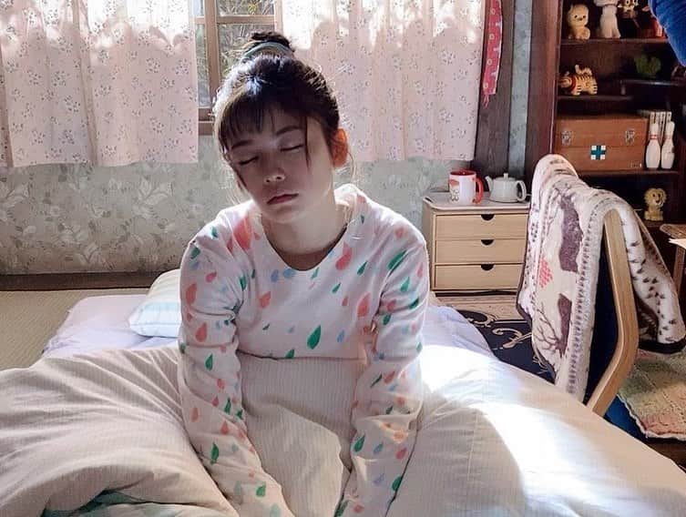 のインスタグラム：「ついに明日から🎬 #映画妖怪シェアハウス 公開🙌  👹🏠👹🏠👹🏠👹🏠👹 #小芝風花 さんが #テレ朝 情報番組に生出演✨ 🏠👹🏠👹🏠👹🏠👹🏠  #グッドモーニング #モーニングショー #ワイドスクランブル に出演予定です🎉  写真は寝起きのシーンで 本当に眠そうな小芝さんと 極寒ロケでも無邪気な小芝さん🥰」
