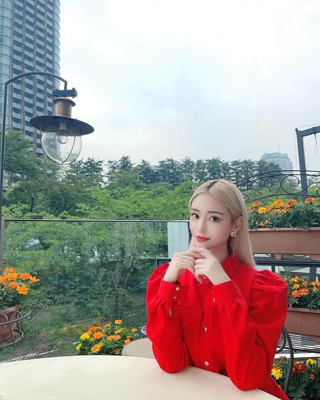 のインスタグラム：「今日のお昼はイタリアン🍝 テラスでランチするの好き💞  小麦系は控えてるんだけど 久々にガッツリピザとパスタ食べちゃったよ😗🍕」