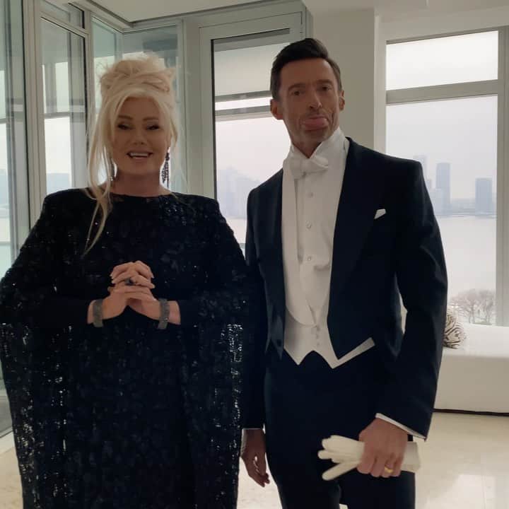 ヒュー・ジャックマンのインスタグラム：「Things to do when you have covid. Again. Clean out your iPhone photos and videos. #bloppers #debs」