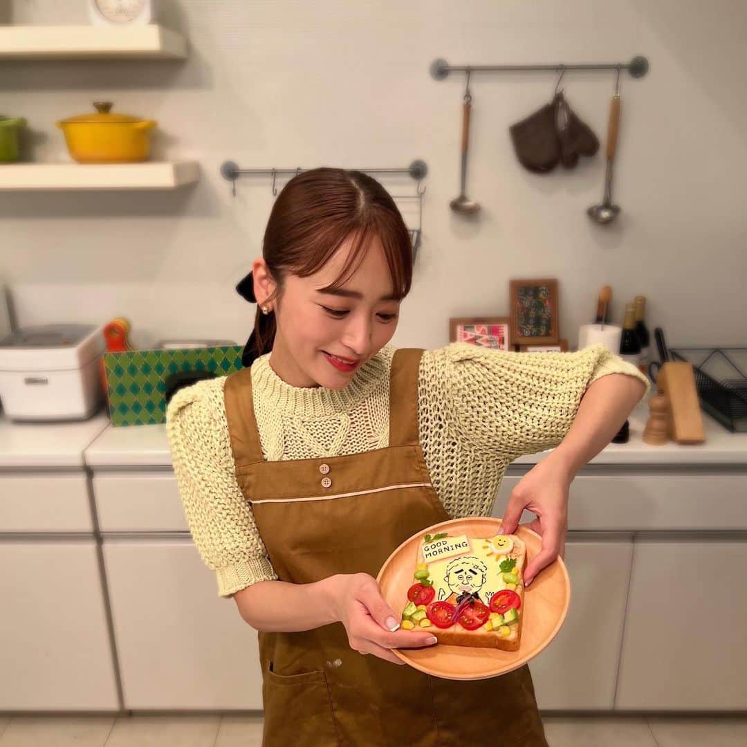 近藤千尋のインスタグラム：「プレバト食パンアート🍞 ありがとうございました💕 初めての食パンアート、、 　 難しかったけど楽しくできました❗️ 浜田さんのお顔をイカスミで書きました☑️ そして無事に才能ありいただきました💪🏻  二つ目の才能ありだ〜♥️  収録の衣装が横尾さん以外 みんな緑だった日🟢笑  見逃した方はTVerで 是非チェックしてね🥰🤍  明日はラヴィット見てね❤️❤️❤️  #プレバト」