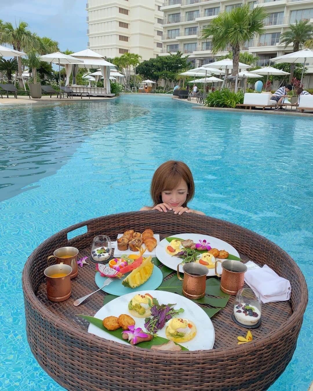 望月未来のインスタグラム：「#anaインターコンチネンタル石垣リゾート の映えな朝食🍽✨ 異空間で朝から幸せだったな〜🥹✨  📝フローティングブレックファースト 2名.20000円（税サ込） 📝映えメインかと思ったら1品1品美味しかった✨ #朝食 #リゾートホテル #リゾート #石垣島グルメ #ホテル女子会 #ホテルステイ #モーニング」