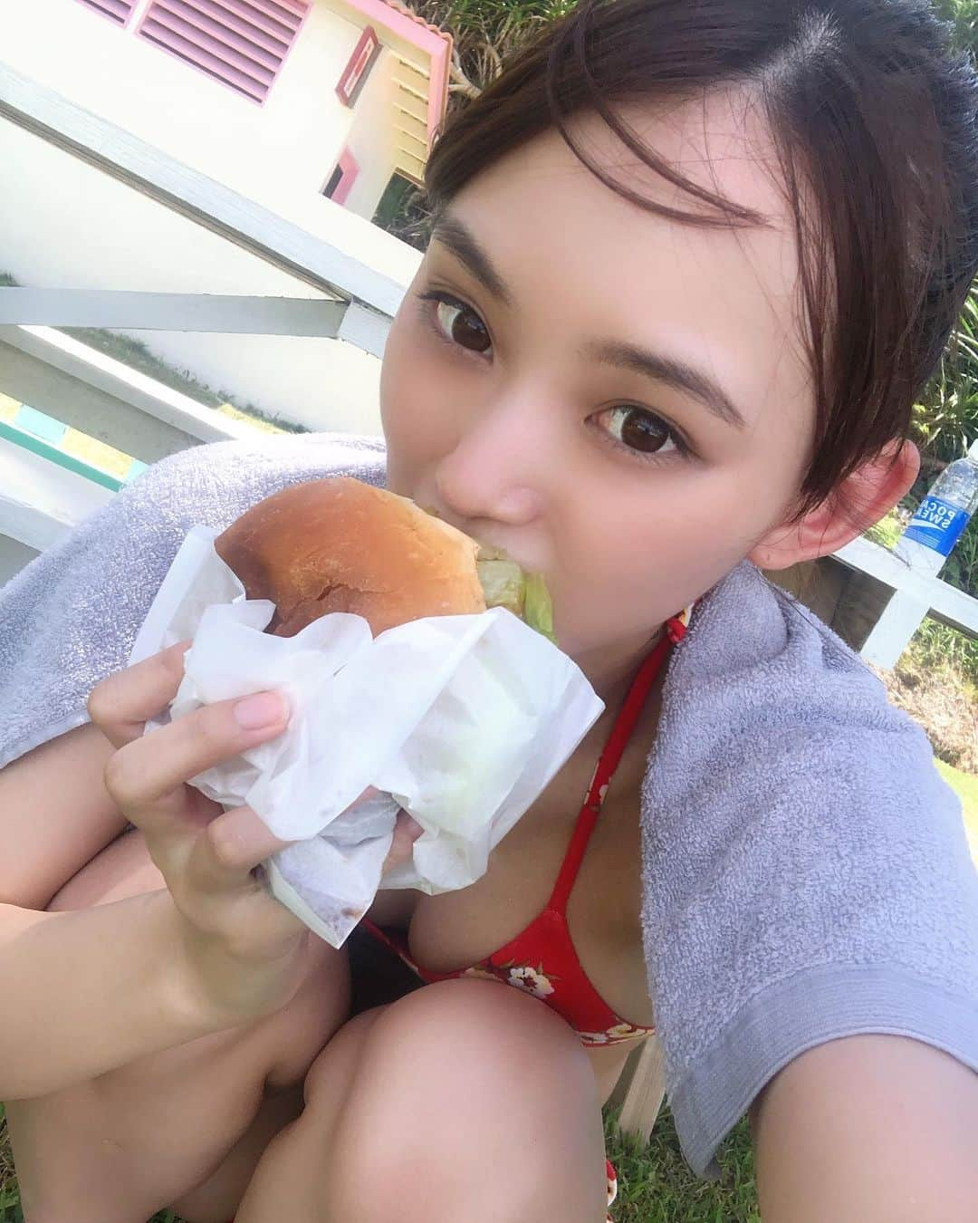 御寺ゆきさんのインスタグラム写真 - (御寺ゆきInstagram)「無性にハンバーガー 食べたくなる時ある🍔🍔🍔 . . . #急にくる #夏感 #ハンバーガー #ジャンクフード #痩せづらくなってきた #今日この頃 #これでもマジシャン」6月16日 20時21分 - terashi1220