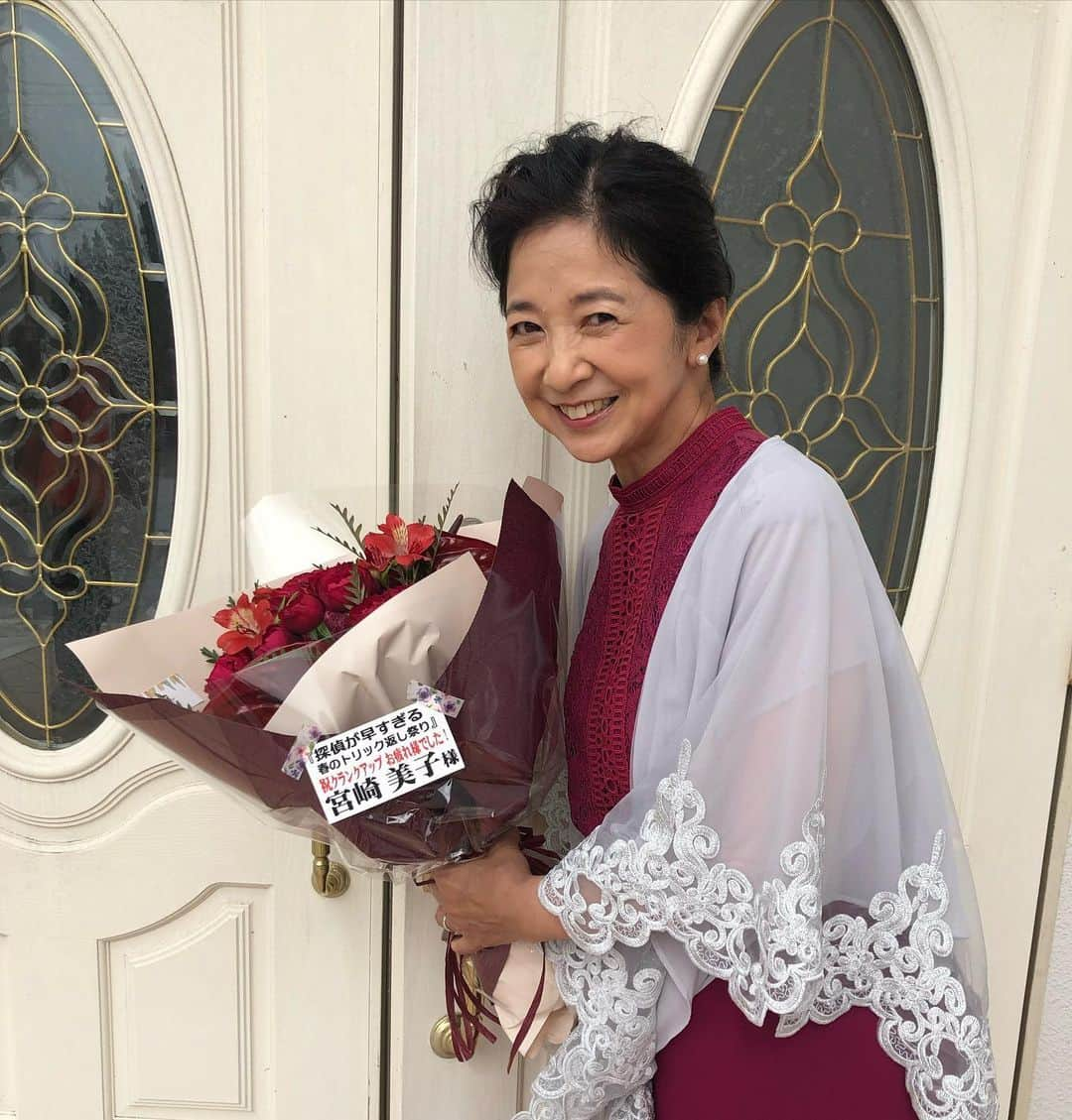 宮崎美子さんのインスタグラム写真 - (宮崎美子Instagram)「皆さん、こんばんは。  ドラマ『探偵が早すぎる〜春のトリック返し祭り』は、皆さん、ご覧いただいてますでしょうか？  私、大富豪の奥様をさせていただいております。  なかなか、こんなにゴージャスな役は機会が少ないので、とても楽しくやらせていただきました。  さて、それもいよいよ今晩、最終回です。  『探偵が早すぎる　春のトリック返し祭り』今晩11:59から日テレ系読売テレビで、是非ご覧くださいね。  写真は撮影最終日の一枚です。  お花をいただき、とてもら嬉しい写真です😊  #探偵が早すぎる #ドラマ #読売テレビ」6月16日 20時28分 - miyazakiyoshiko.official