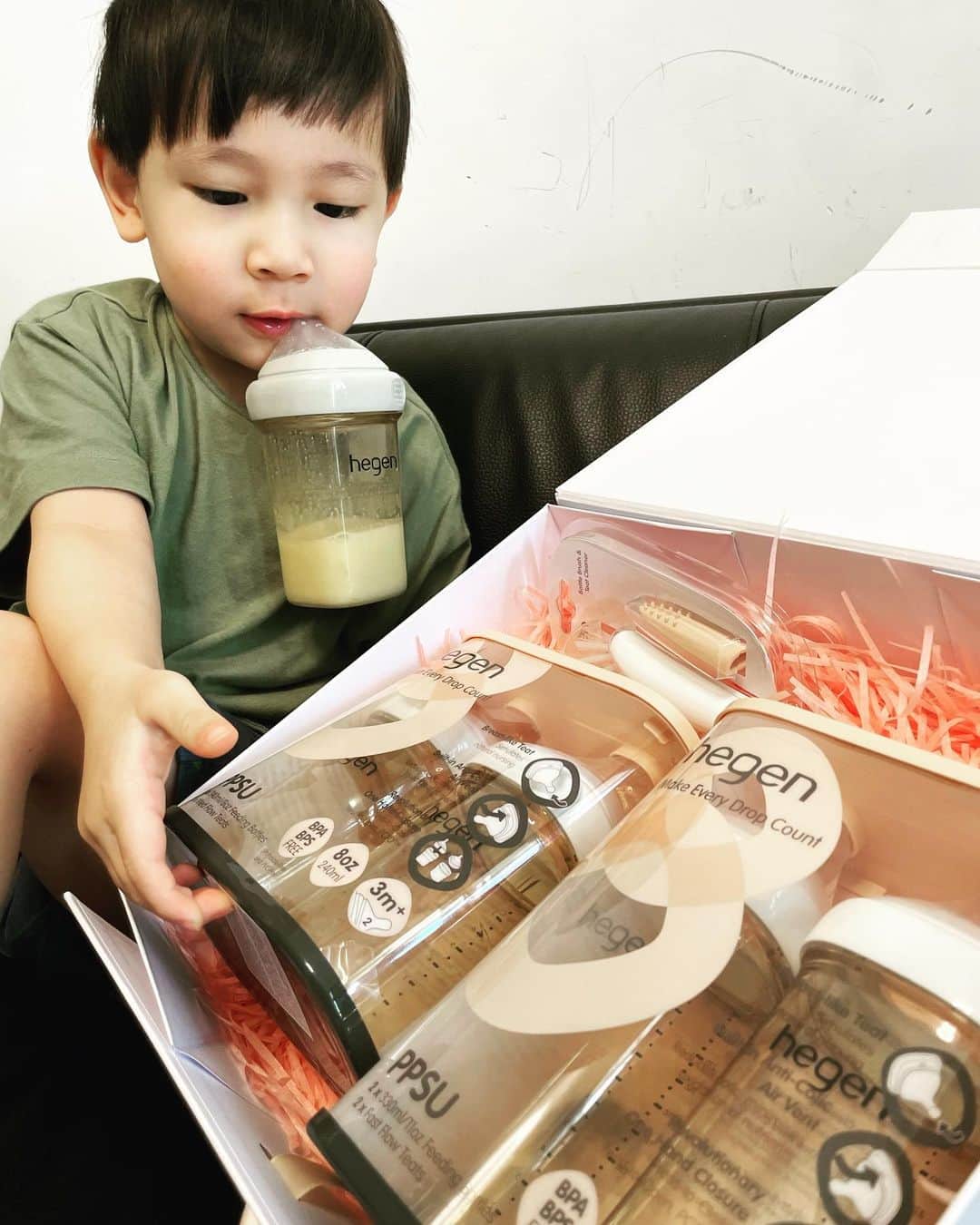 スティーブン・チョンのインスタグラム：「@hegen.hongkong #hegen #hegenhongkong #cherishnaturesgift  #真用家真推薦   Ziv 寶 用咗hegen 嘅奶樽已經3年啦，而家兩個細佬都一齊用緊，一開頭嘅時候試過好多唔同嘅品牌，最後都係覺得hegen 最好用，自己小朋友有邊個唔想比最好嘅嘢佢，我自己嘅話買一個幾蚊嘅普通玻璃杯用都可以，但係我小朋友用嘅一定係要健康又安全嘅，正所謂一分錢一分貨，仲有好多唔同嘅配件可以有唔同嘅用法，絕對係物超所值！」