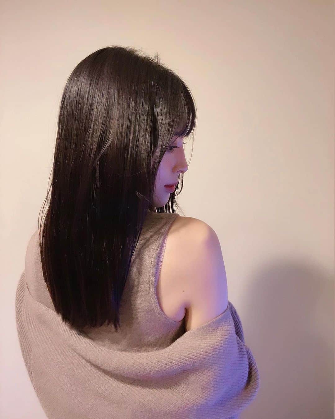 神部美咲のインスタグラム：「美容室💜✨  髪色は変わらず❤︎ 長さも変わらず❤︎  つるつるにしてもらったのに うまく伝わるの撮れなかった🫢😢  @log_kenjikarasawa   いつもありがとう😊💜」