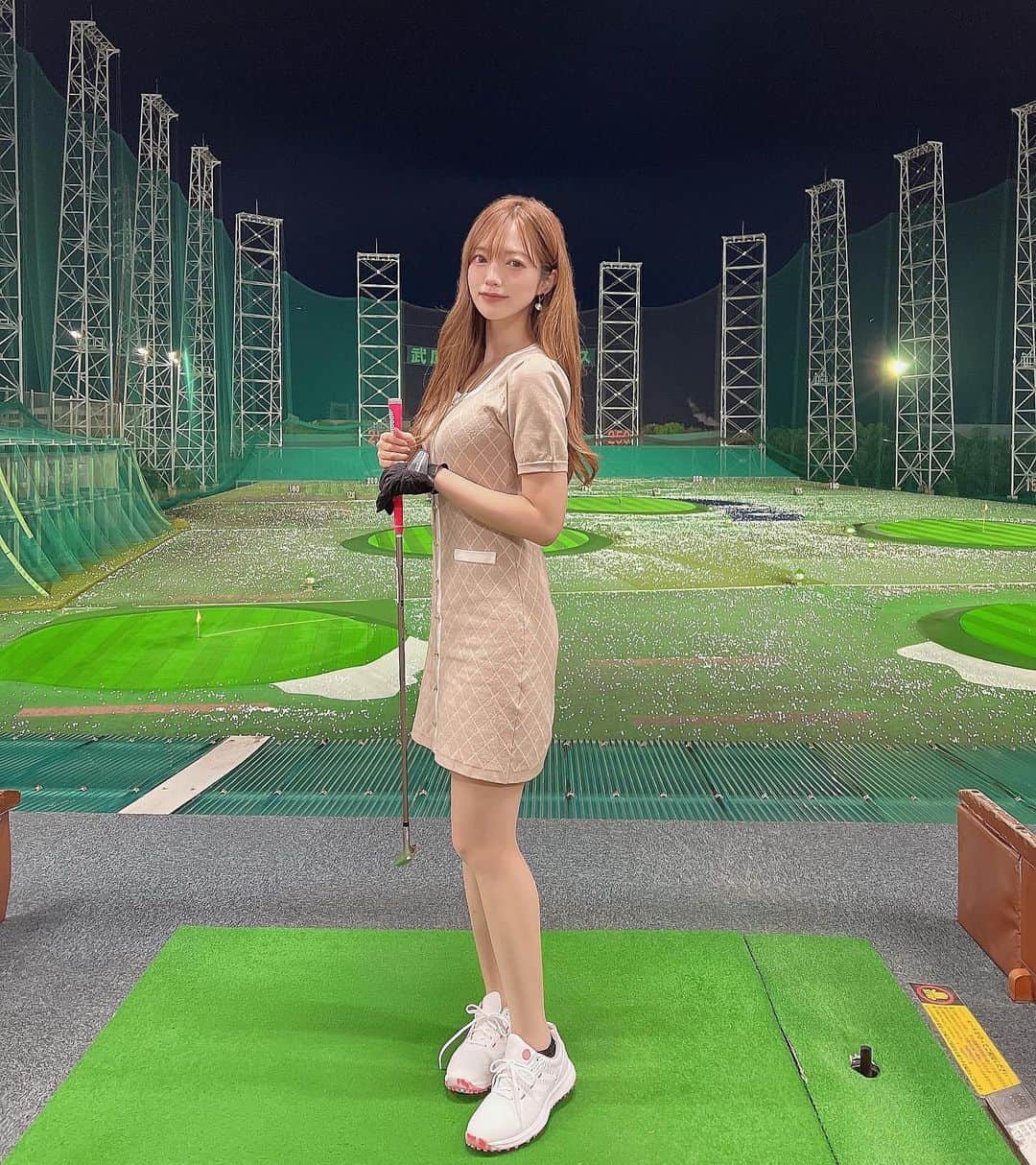 のインスタグラム：「打ちっぱ焦ってめっちゃ打っちゃう☁️ この日は180くらい打った🏌️‍♀️笑 . フォームとかよくなってきた嬉しい♡ . . #ゴルフ #ゴルフ女子 #ゴルフコーデ  #ワンピースコーデ #夏ワンピース  #打ちっぱなし #打ちっぱなしコーデ」