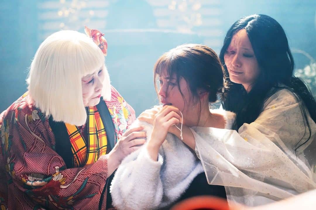 のインスタグラム：「#映画妖怪シェアハウス ＼👻本当に明日公怪なん怪👻／  座敷童子と伊和さんの 優しい表情だけで泣ける…😭  頑張る澪やシェアハウスのみんなと一緒に 劇場へのお越しを首をなが～くして お待ちしてます‼️  #ろくろっ首イイなだけに #小芝風花 #松本まりか #池谷のぶえ #妖怪シェアハウス」