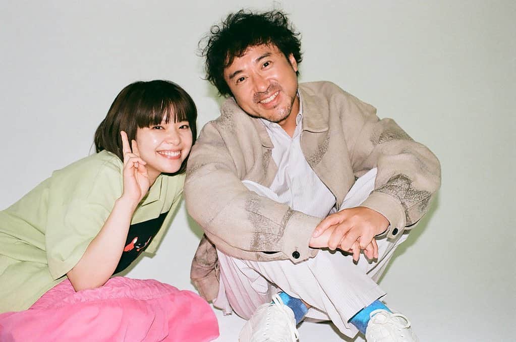 岸井ゆきののインスタグラム：「吉田恵輔監督作品 ムロツヨシさん主演 『 #神は見返りを求める 』は 6／24全国公開です。 ぜひ映画館で観てください✨  どんなジャンルがすきなひとも楽しめるような作りになっていると思います！ 皆さんはどうなんでしょう。やさしくなりたいと願うその先で、ほんとうに見返りはいらないでしょうか。 ただたのしくて笑いあえた日々が台無しになっても…？ そもそもぜんぶ台無しにするほど欲しいものって、なんなのでしょうか🤔🤫🤭 楽しかったふたりは、何かをキッカケにやなヤツになってくような予告ですが、だいじょうぶ。"心温まりづらいLOVEストーリー"だから、だいじょうぶ！！ ラブっていうのは、おっきな意味の、ラブで、ぱっと見大人のケンカだけど長い目で見れば愛の話。いや、ちゃんと愛の話。  取材もご覧の通りとっても楽しかったです😌😌ありがとうございます。 サンキューグッドチーム❣️❣️  #ムロツヨシ  #岸井ゆきの  #若葉竜也  #吉村界人 #柳俊太郎 #吉田恵輔」
