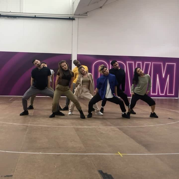 Nika Kljunのインスタグラム：「Us choreographers on stage! YUP! 😄🔥 𝘽𝙏𝙎 footage 🎥 of a fun opening number at #ComeDanceWithMe , choreographed by @itsbrittcherry 🍒❤️ and myself! 😜💁🏼‍♀️👟 #dancecoaches 🧚🏼🧚🏼 . 🌟 It’s rare that shows like this give choreographers an opportunity to perform themselves, so this was definitely a 𝐬𝐰𝐞𝐞𝐭 𝐭𝐫𝐞𝐚𝐭 𝐭𝐨 𝐬𝐡𝐚𝐫𝐞 𝐰𝐢𝐭𝐡 𝐦𝐲 𝐭𝐚𝐥𝐞𝐧𝐭𝐞𝐝 𝐟𝐫𝐢𝐞𝐧𝐝𝐬! ❤️🤞🏼🔐 YOU ALL made up an 𝐚𝐰𝐞𝐬𝐨𝐦𝐞 𝐠𝐫𝐨𝐮𝐩 𝐨𝐟 𝐜𝐨𝐥𝐥𝐞𝐚𝐠𝐮𝐞𝐬, and I’m so happy to have shared this unique experience with you guys 🥰 It wouldn’t have been the same without each and every one of you! 💯👊🏼💥 . With such a short amount of time that we had to put this together and almost no rehearsal time for us, you all look super cuuute 😎🤪 If people only knew how frazzled dazzled our minds were at this point of the season 😂 hahaha #timestoremember  . And guys…𝐜𝐚𝐧 𝐲𝐨𝐮 𝐛𝐞𝐥𝐢𝐞𝐯𝐞 𝐰𝐞 𝐚𝐫𝐞 𝐢𝐧 𝐭𝐡𝐞 𝙎𝙀𝙈𝙄-𝙁𝙄𝙉𝘼𝙇𝙎  𝐚𝐥𝐫𝐞𝐚𝐝𝐲!? 😎Yup! The 𝐟𝐨𝐮𝐫 𝐫𝐞𝐦𝐚𝐢𝐧𝐢𝐧𝐠 𝐭𝐞𝐚𝐦𝐬 are gonna battle it out on your TV screen 𝐓𝐎𝐌𝐎𝐑𝐑𝐎𝐖 𝐍𝐈𝐆𝐇𝐓! 😄👏🏼 Each team will dance…not once, but 𝐭𝐰𝐢𝐜𝐞 in hopes of making it to that 🎉 𝐆𝐑𝐀𝐍𝐃 𝐅𝐈𝐍𝐀𝐋𝐄! 🤩🎉🏆💴 🙌🏼 We love you guys for tuning in, showing #CDWM so much love, and for 𝐬𝐡𝐚𝐫𝐢𝐧𝐠 𝐭𝐡𝐢𝐬 𝐣𝐨𝐮𝐫𝐧𝐞𝐲 𝐰𝐢𝐭𝐡 𝐮𝐬! 💛🦾💎  . 🧠: @Nikakljun x @itsbrittcherry 👯‍♀️: @Nikakljun @itsbrittcherry @thumperduce @gabedofficial @iliajessicacastro @karenschuang @domkelley @robertroldan_  #heroes #week  Creative Direction by @nickandrjofficial 💛 . #dance #tvshow #rehearsals #choreographers #dancersworld #dancevideo #dancersofinstagram #dancers #nikakljun #brittaneyccherry #cbs」