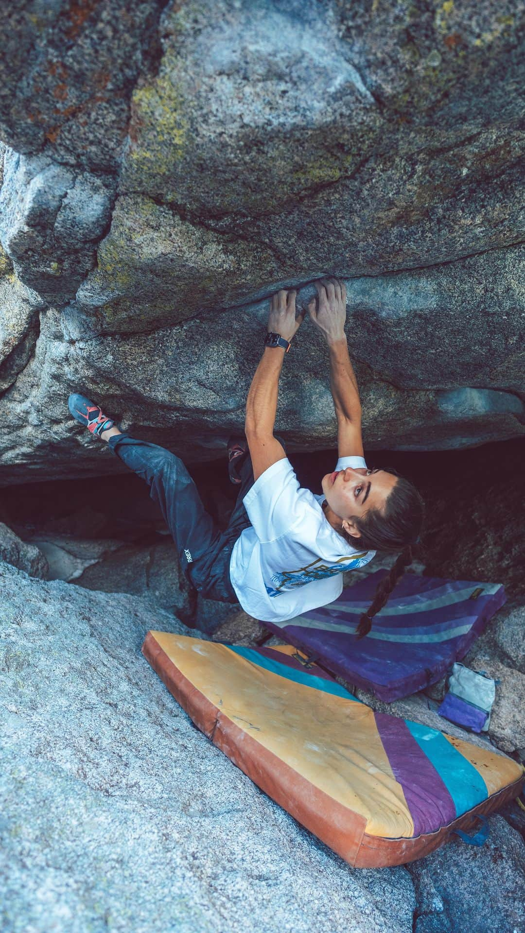 ブルック・ラバウトゥーのインスタグラム：「Went to Lincoln Lake for an evening sesh with a stellar crew! The only other time I’ve been out here was 5 years ago when I watched @alex_puccio89 send this climb, and I thought it was too reachy for me. Turns out I just wasn’t strong enough lol, psyched to have sent first go from the bottom this time :)  • 🎥: @honngy  🧗🏻‍♀️: Evil Backwards 8B/V13」