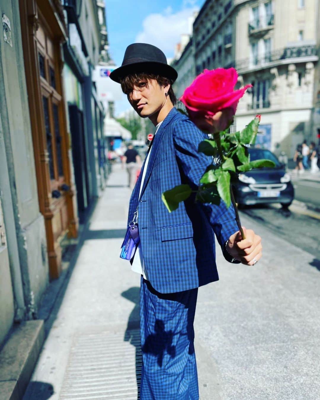 フジのインスタグラム：「ボンジュール、マドモアゼル🍷 調子はどうだい？🌹」