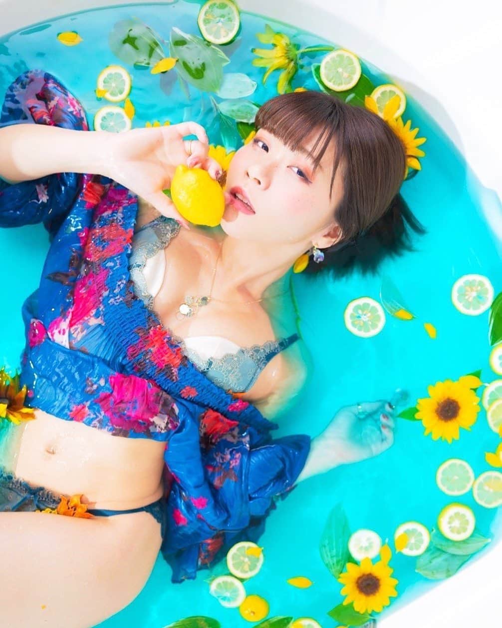 白波瀬ミキティ。のインスタグラム：「summer🌻 . . . #水撮影 #向日葵 #夏ポートレート #flowerstagram  #レモン #kawaiijapanesegirl  #fashiongram  #vogue  #voguejapan  #portraitmodel  #beauty_features  #그라비아  #미인  #미소녀 #섹시모델  #코스플레이어 #귀엽다  #셀프사진관  #cosplayer  #gravure  #tokyocameraculb  #vsco  #IGersJP #lovers_nippon_portrait  #IG_PHOS #indies_gram  #ポートレートモデル  #写真好きな人と繋がりたい  #インフルエンサー募集」