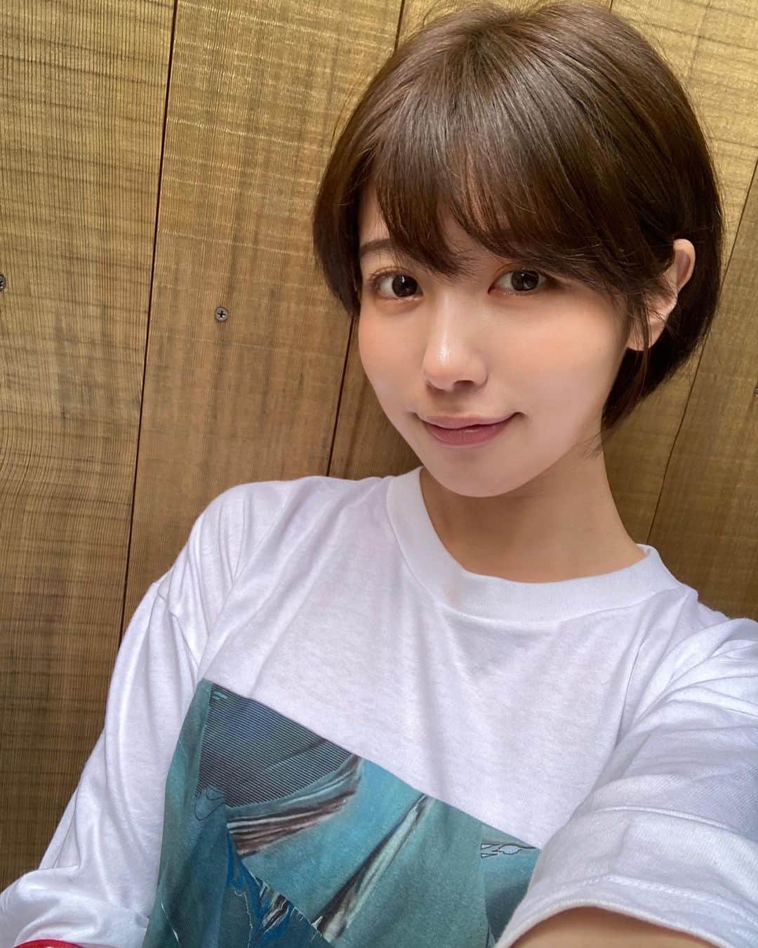 若菜みさのインスタグラム：「お仕事は何をしているんですか？とたまにご質問を頂きます。 できるだけコンパクトに、お答えします👑  フリーランスで画家をしています。  時々、マイペースですが芸能(主に芝居、アパレルブランドモデルetc)の活動も、 させて頂いております。  中学生の頃からインターネット上で絵の販売＆投稿をしていたのですが、 自分で「画家」と名乗る覚悟を持ったのは、実は最近のことです。  @woo_chan66 こちらで私の作品グッズを販売しているので、良かったらチェックして頂けると喜びます。  中学生の頃は、スマホの小さい小さい画面に、 人差し指で絵を描いて、販売していました。 (冷静に考えたらヤバい。)  もう人差し指で書けって言わても、 書けないかも。 真似しない方がいいです😂  芸能でのお仕事は、 まだスタートして1年半経ってないくらいで、ホヨホヨの卵です。 特に代表作もまだないですし、坂を走ったくらいですね。(笑) たまに広告や、意外な企業のHPに私がいるかも。 楽しいお仕事なので好きです。  と、いう感じです！ 副業で、ネコのお世話係をやらせて頂いています。」