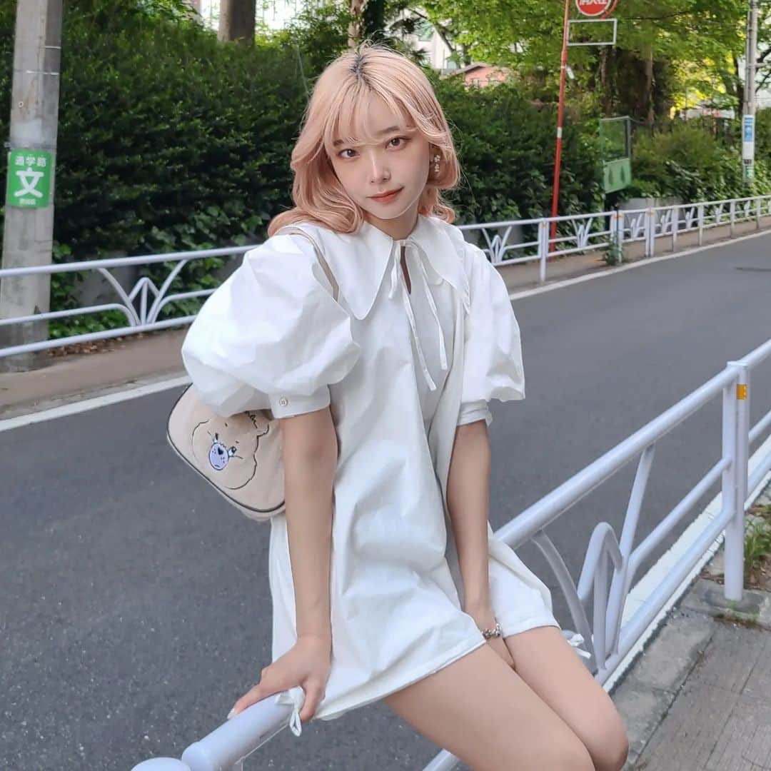 mam（まむ）のインスタグラム：「まっちろちろコーデ！🥳♥️♥️ ケアベアかばんお気に入り🥰  Onepiece:@felitie_official Shoes:@converse_kr Bag:@hm . #me#mam_ootd#tflers#ootd#outfit#dailylook#instagood#japanese#girl#데일리룩#코디#패션스타그램#오오티디#얼스타그램#일본인#대박#洋服#コーデ#ファッション#时装#粉我#照片#赞#非常好」