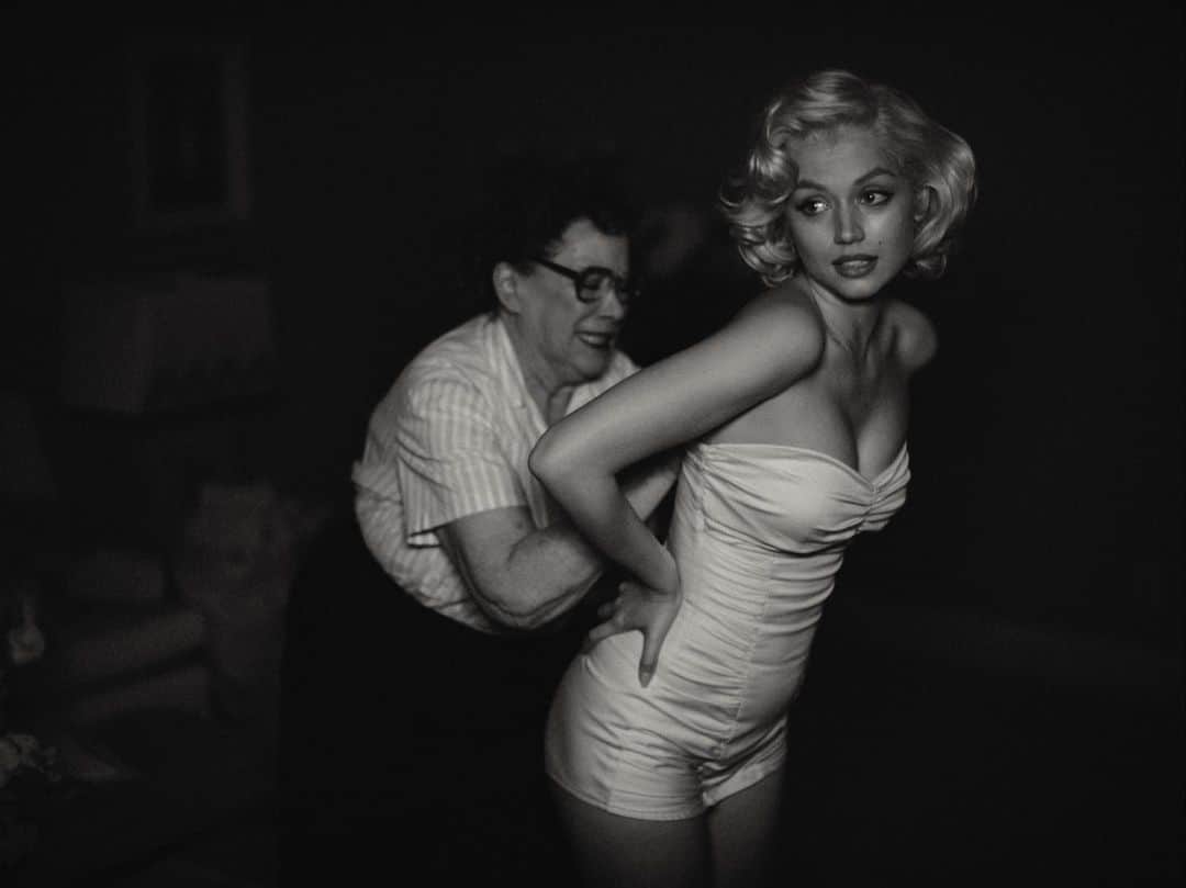 アナ・デ・アルマスのインスタグラム：「BLONDE. What a beautiful dream!   “Andrew’s ambitions were very clear from the start — to present a version of Marilyn Monroe’s life through her lens. He wanted the world to experience what it actually felt like to not only be Marilyn, but also Norma Jeane. I found that to be the most daring, unapologetic, and feminist take on her story that I had ever seen.”  Read the full story on @netflixqueue.  #BlondeonNetflix」