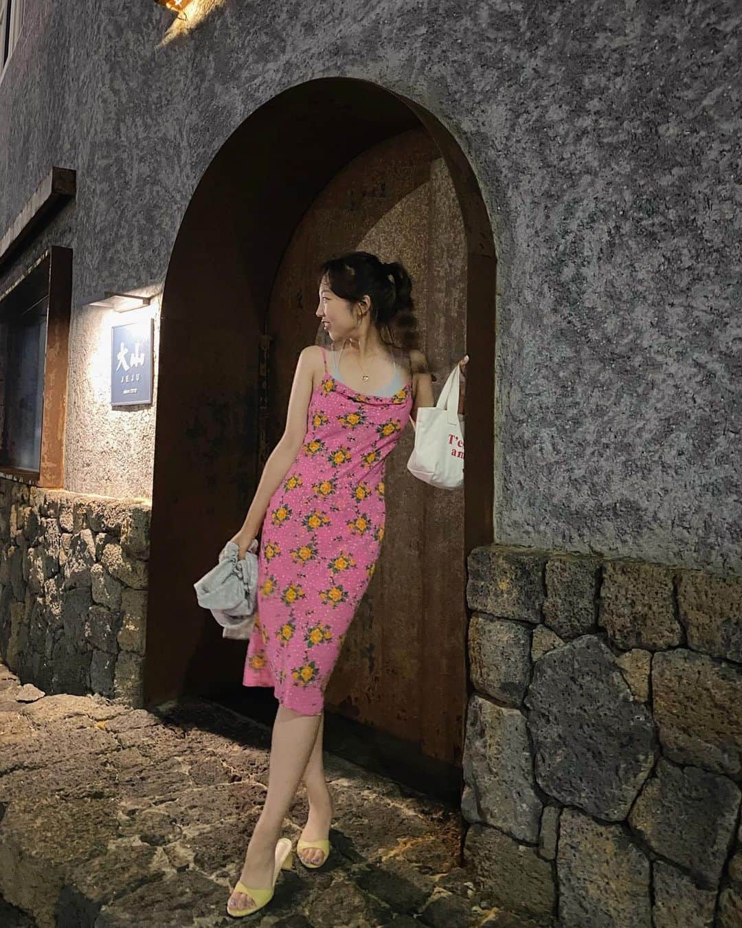 パク・ミンジのインスタグラム：「🤷🏻‍♀️🤍✨ 제주도 파리시~~!!!!」