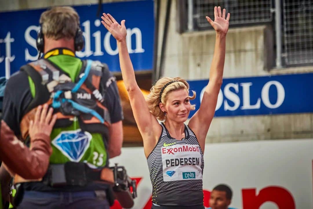 イザベル・ペダーセンのインスタグラム：「BISLETT GAMES  Idag er det tid for @bislettgames, i over 10 år har denne dagen vært ett av årets høydepunkt. Det har vært en glede og ære å få lov å løpe. Bislett publikumet har vært enestående, og ikke minst få lov å dele idretten med venner og familie❤️ Kommer til å savne å være deltaker under dette flotte arrangementet!! Blir veldig rart å se det på tv år.   Tusen takk til @eiforde for alle bildene! Uendelig takknemlig for at disse øyeblikkene er fanget til evig tid ❤️」