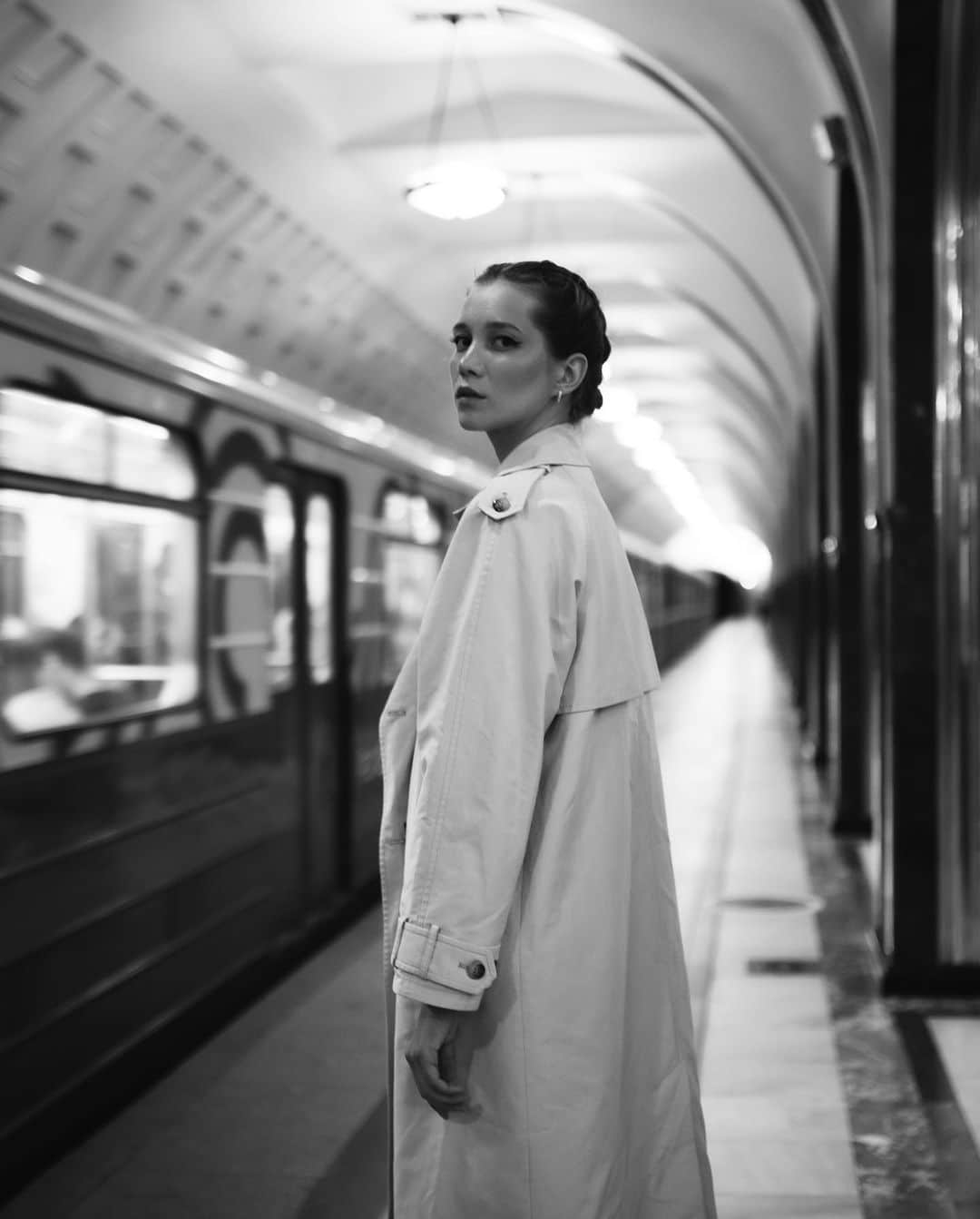 ウリアナ・ドンスコワさんのインスタグラム写真 - (ウリアナ・ドンスコワInstagram)「самая быстрая фотосессия в моей жизни   длилась она 25 минут, но за это время многое произошло   @amiranalborov сделал эти фотографии - это раз ♣️  на меня обрушились проклятья «очень доброй» женщины - это два 😂  подбежал немолодой человек таджик ответить этой женщине, после чего решил что раз заступился, можно и подкатить ко мне, в независимости от того, что я занята творческим процессом 😂 - это три   следом подбежала толпа из 20 человек туристов фоткаться прям около меня 😅 - это четыре   в «Метро» своя жизнь. определенно. как из книг «Метро 2033-2035» ( из моих любимых )   удивительное путешествие в 25 минут завершилось этими фото   какое вам больше зашло ?」6月16日 23時16分 - uliana12