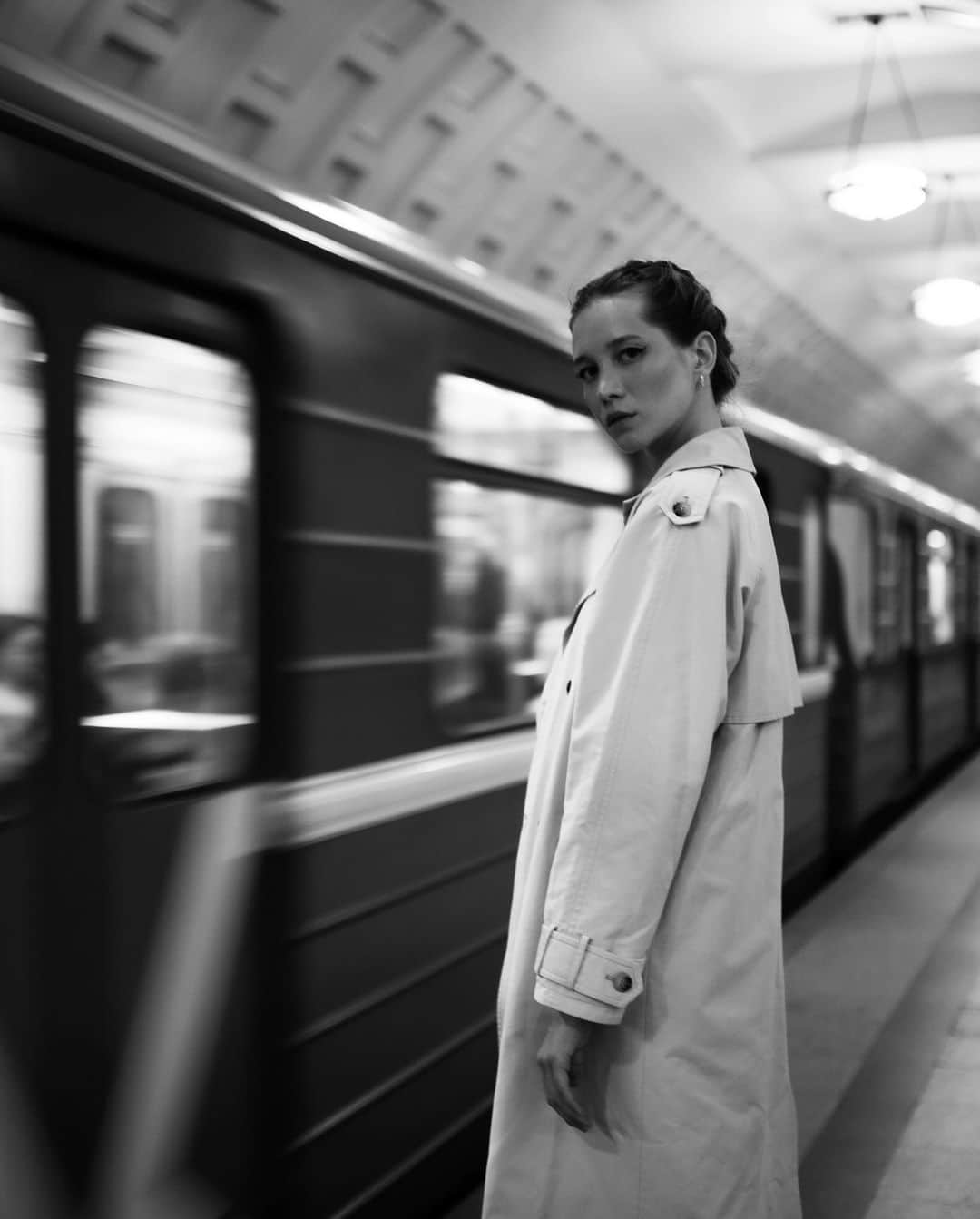ウリアナ・ドンスコワさんのインスタグラム写真 - (ウリアナ・ドンスコワInstagram)「самая быстрая фотосессия в моей жизни   длилась она 25 минут, но за это время многое произошло   @amiranalborov сделал эти фотографии - это раз ♣️  на меня обрушились проклятья «очень доброй» женщины - это два 😂  подбежал немолодой человек таджик ответить этой женщине, после чего решил что раз заступился, можно и подкатить ко мне, в независимости от того, что я занята творческим процессом 😂 - это три   следом подбежала толпа из 20 человек туристов фоткаться прям около меня 😅 - это четыре   в «Метро» своя жизнь. определенно. как из книг «Метро 2033-2035» ( из моих любимых )   удивительное путешествие в 25 минут завершилось этими фото   какое вам больше зашло ?」6月16日 23時16分 - uliana12