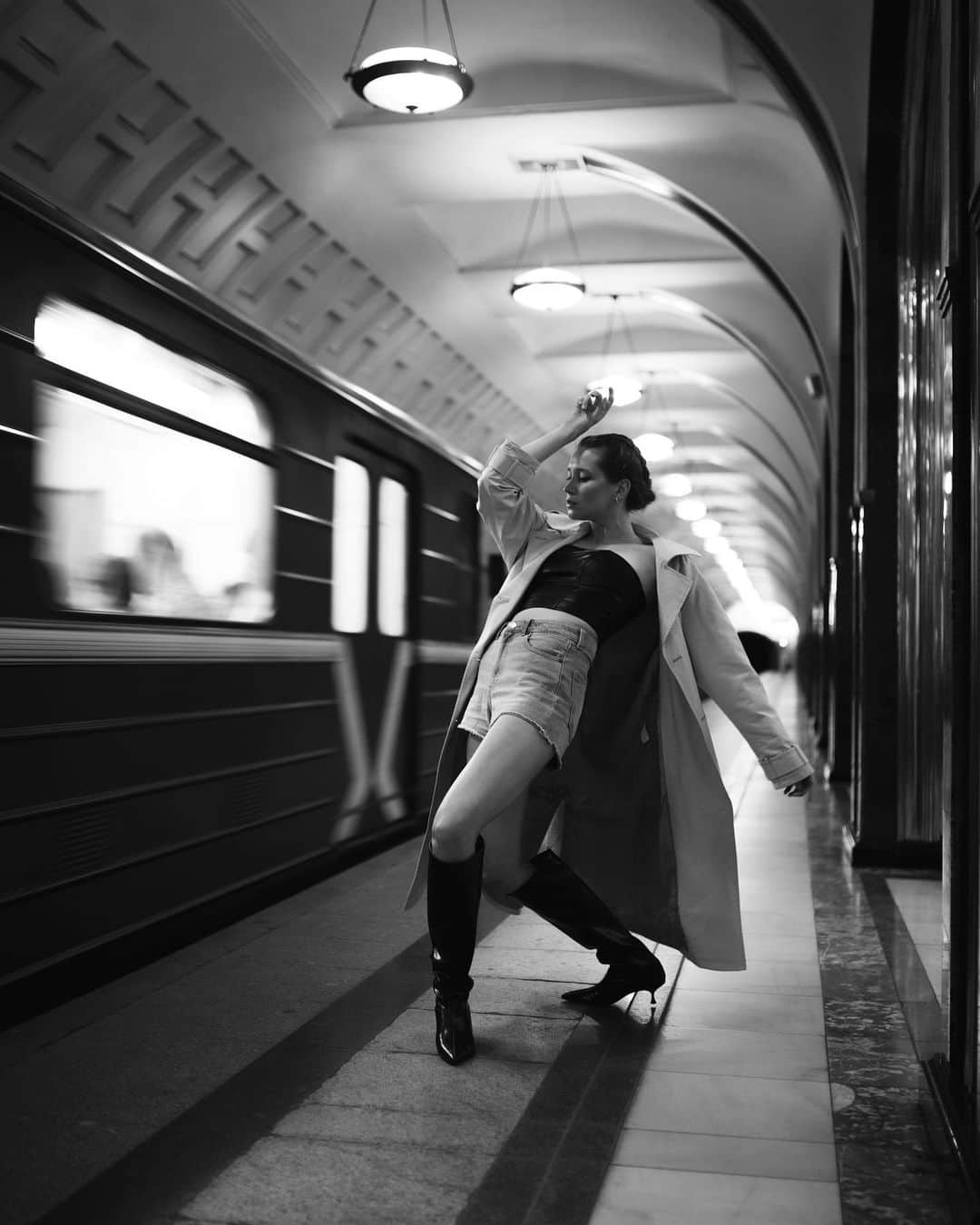 ウリアナ・ドンスコワさんのインスタグラム写真 - (ウリアナ・ドンスコワInstagram)「самая быстрая фотосессия в моей жизни   длилась она 25 минут, но за это время многое произошло   @amiranalborov сделал эти фотографии - это раз ♣️  на меня обрушились проклятья «очень доброй» женщины - это два 😂  подбежал немолодой человек таджик ответить этой женщине, после чего решил что раз заступился, можно и подкатить ко мне, в независимости от того, что я занята творческим процессом 😂 - это три   следом подбежала толпа из 20 человек туристов фоткаться прям около меня 😅 - это четыре   в «Метро» своя жизнь. определенно. как из книг «Метро 2033-2035» ( из моих любимых )   удивительное путешествие в 25 минут завершилось этими фото   какое вам больше зашло ?」6月16日 23時16分 - uliana12
