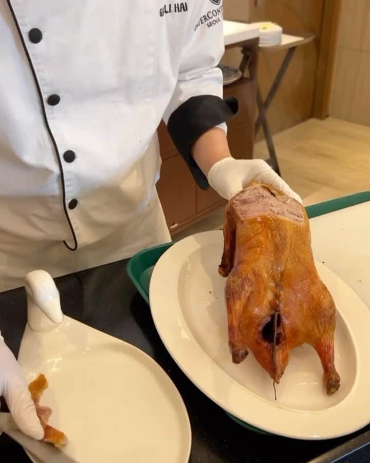 ハン・ジウンのインスタグラム：「먹어도먹어도안질리는베이징덕🐤」