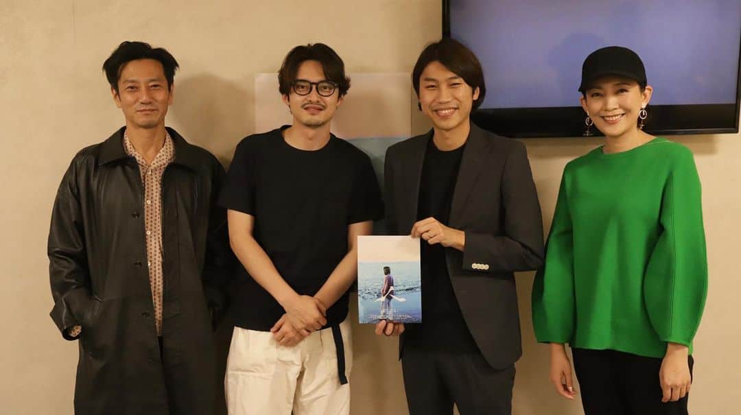 田中美里のインスタグラム：「昨日6月15日は映画「人」の試写会でした。 久しぶりの再会。 津田さん、木ノ本さん、山口監督。ここには写ってないけどスタッフの皆さん。  撮影からだいぶ経つのに、かあちゃんとしての気持ちが蘇ってきて、心の奥がぎゅ〜っとなった。  おはようから始まって おやすみで終わる そんな まいにちの繰り返し なんてことないやりとり 一緒に食べるごはん  大切な人  長さは関係なく ふりかえれば 触れ合った全てが愛おしい  そんなことを あらためて感じた39分間でした。  映画「人」は 8月26日から池袋HUMAXシネマズより全国劇場順次公開します。  #HITO #吉村界人  #田中美里 #木ノ本嶺浩  #冨手麻妙  #五歩一豊  #津田寛治  #山口龍大朗監督   ※撮影時のみマスク外しています」