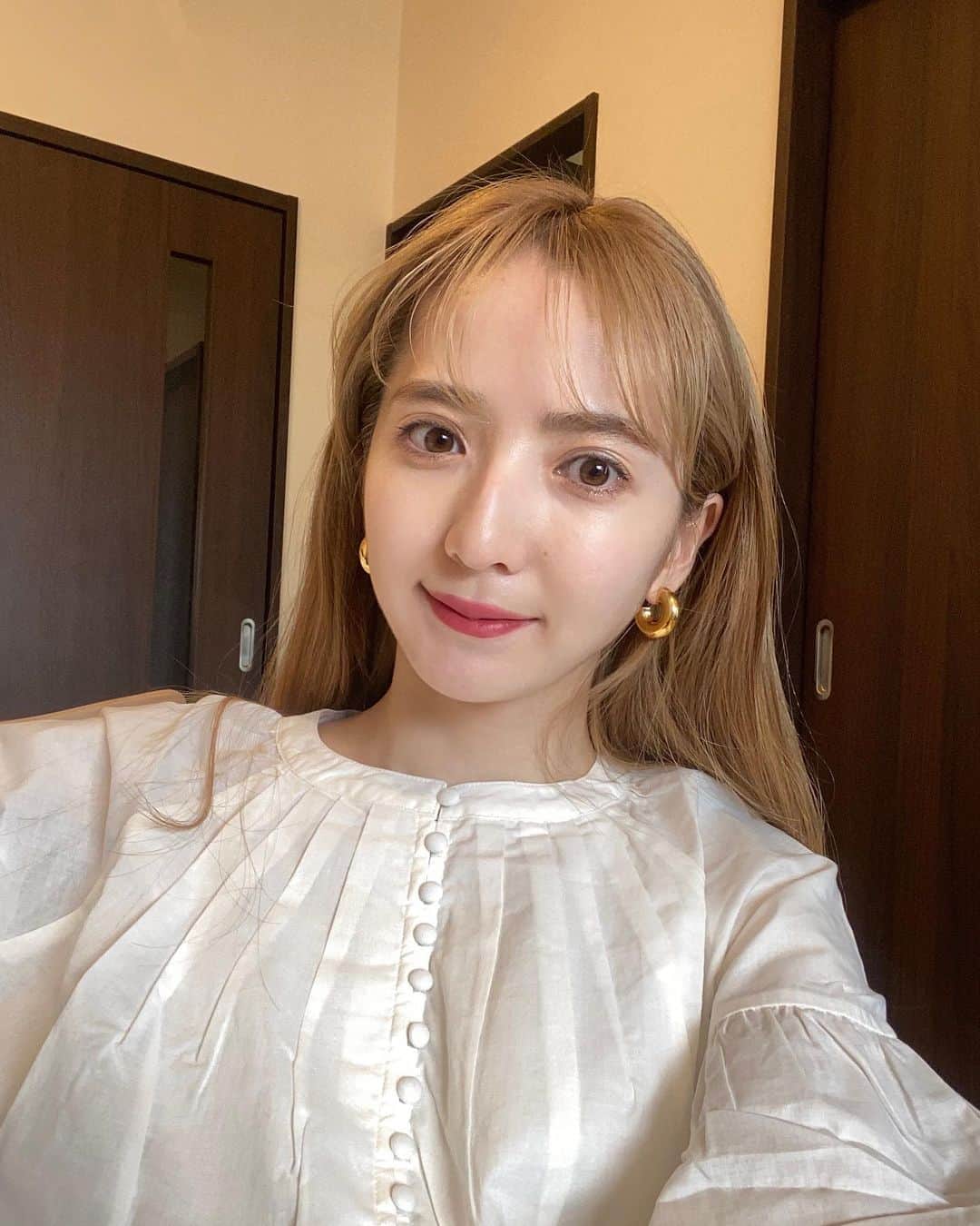 平木愛美のインスタグラム：「なんかね、いろんな呟きで、、こんばんは🌝  ハイトーンにした時にコンタクトが合わない気がして、裸眼にしてみたりもな最近っ。  でもそれだと目が見えないのよ、、まあまあぼやぼや💭💭  でもでもコンタクトしててもわりとちょっと遠いと人のお顔とか見えないことあるっ。笑  きちんと自分に合うものみつけに行く 時間も作らねばなあ🫠🧡🧡  今日ふと、合間に可愛いピアスとリングを見つけて、お買い物したっ。届くの楽しみ。🤍  あとね、生活の質がひとつ、丁寧にアップするような気分になれる最近のお気に入りがお洋服のスチーマー。 @steameryofficial 💕 頂きものなのですが、スウェーデンの衣類ケアのブランドさんで見た目もスタイリッシュで可愛かったり⚪️  自然な仕上がりから、プレスしたような仕上がりにもなったり。高温のスチームでの洗濯代わりにまで、、、！💫  ここのね、ファブリックスプレーも香りが好きすぎて。ローズとムスクの優しい柔軟剤みたいな香りで。衣類の繊維を柔らかくケアしてくれるという機能もあって、 持ち歩いたりもしてるくらい！ もう、リピートしようと決めているくらい！！！🫶 （前にストーリーに載せたことあるのだけど今写真が見つからなかった！！！😂💖）  暮らしを良くしたり、気分が上がるような、おすすめのおうちitemありますか〜？🌟  気分が上がりそうで気になってる洗濯カゴがあるんだけど、 大きさ的に邪魔にならないか、悩んでおります。🤔笑」