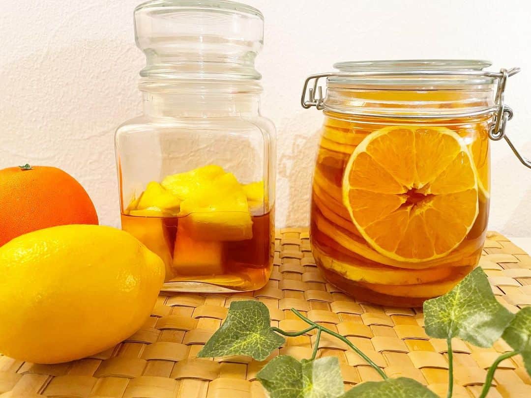 のインスタグラム：「🍊🍍🥃  お酒2連続投稿で恐縮ですが 梅酒造りで余ったブランデーを フルーツ漬けにしてみた  初めてすぎて... どうなるか...🤤  #ブランデー」