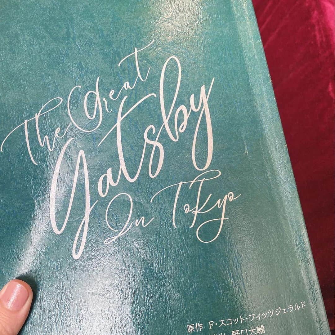 赤山明日香さんのインスタグラム写真 - (赤山明日香Instagram)「＊ 『The Great Gatsby In Tokyo』  明日ついに初日を迎えます。 21日まで、全5公演あります。  初めて立つ三越劇場。 美しく、華麗な劇場です。  ここまで約1ヶ月稽古をしてきて、 この座組みで作品をお見せできること、 本当に幸せだなと思っています。  大好きな作品を、自信をもってお届けします。  そして、いつも応援してくださる皆様へ。 稽古期間からずっと、いろいろな面で応援してくれて、支えてくれてありがとう！ みんなの人生の2時間半が、少しでも豊かになればいいな。 劇場でお待ちしています。」6月16日 23時41分 - asuka_akayama